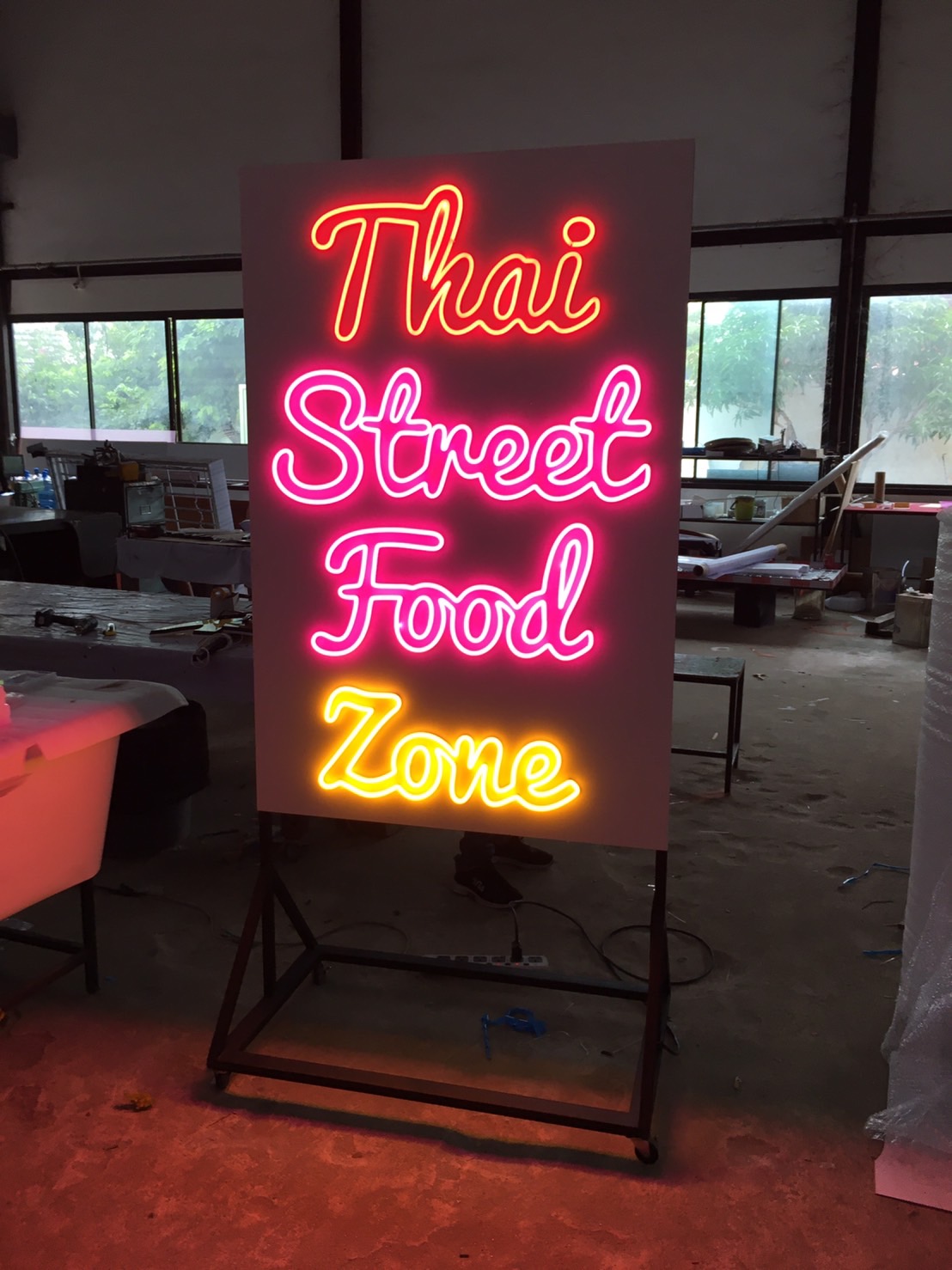 ป้ายไฟนีออนดัด พร้อมขาตั้ง งาน THAI STREET FOOD ZONE