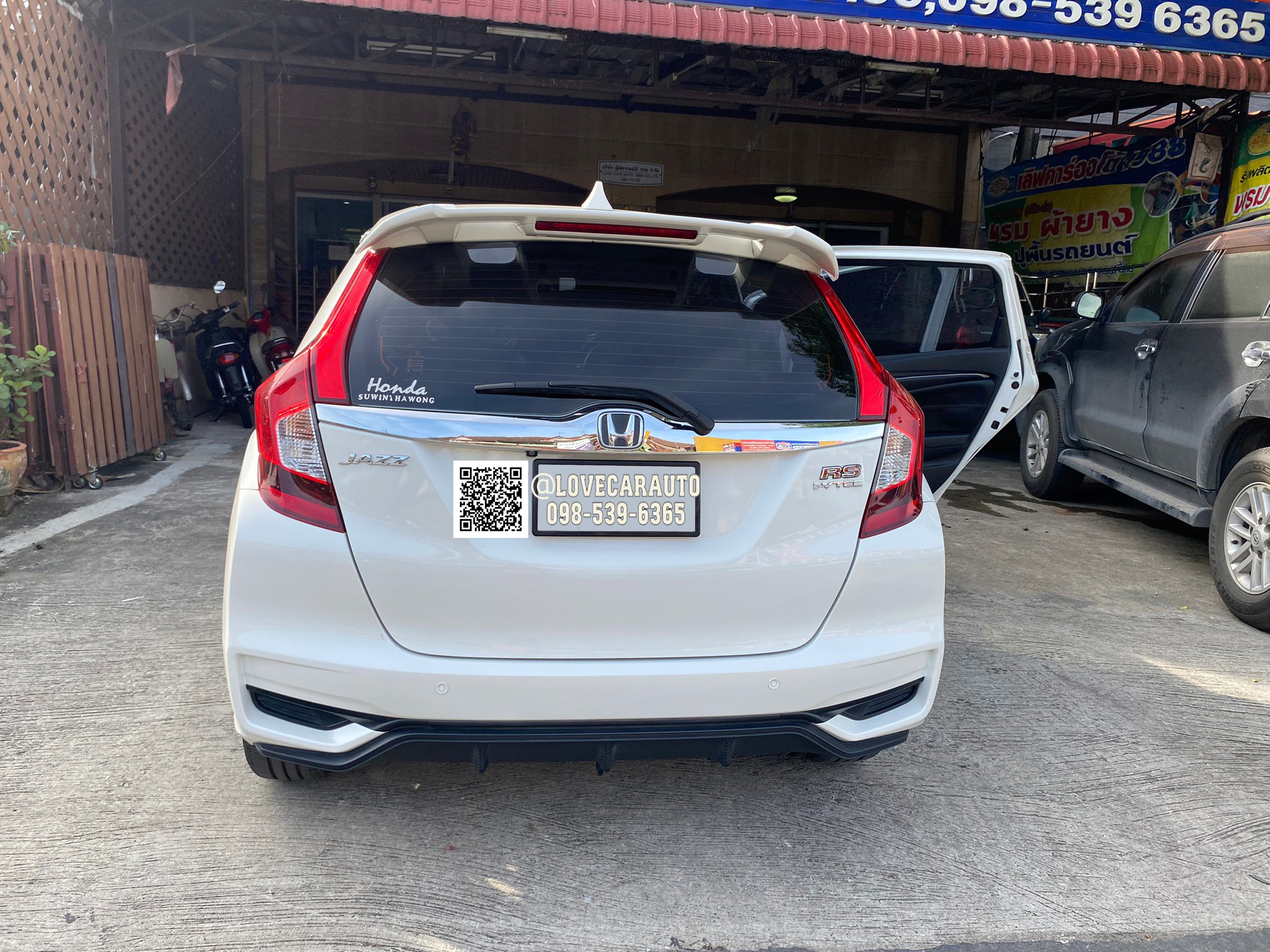 พรมปูพื้นรถยนต์ 7D Honda Jazz. 2020 สีดำด้ายแดง +ไวนิลแดง