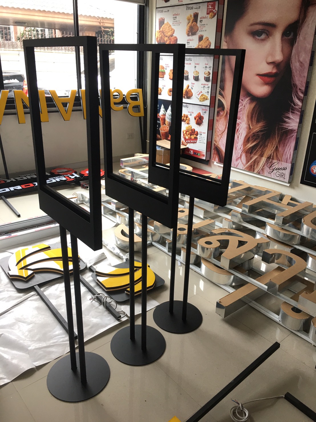 ป้ายขาตั้งเหล็กพร้อมใส่สื่อ งานWELCOME STAND