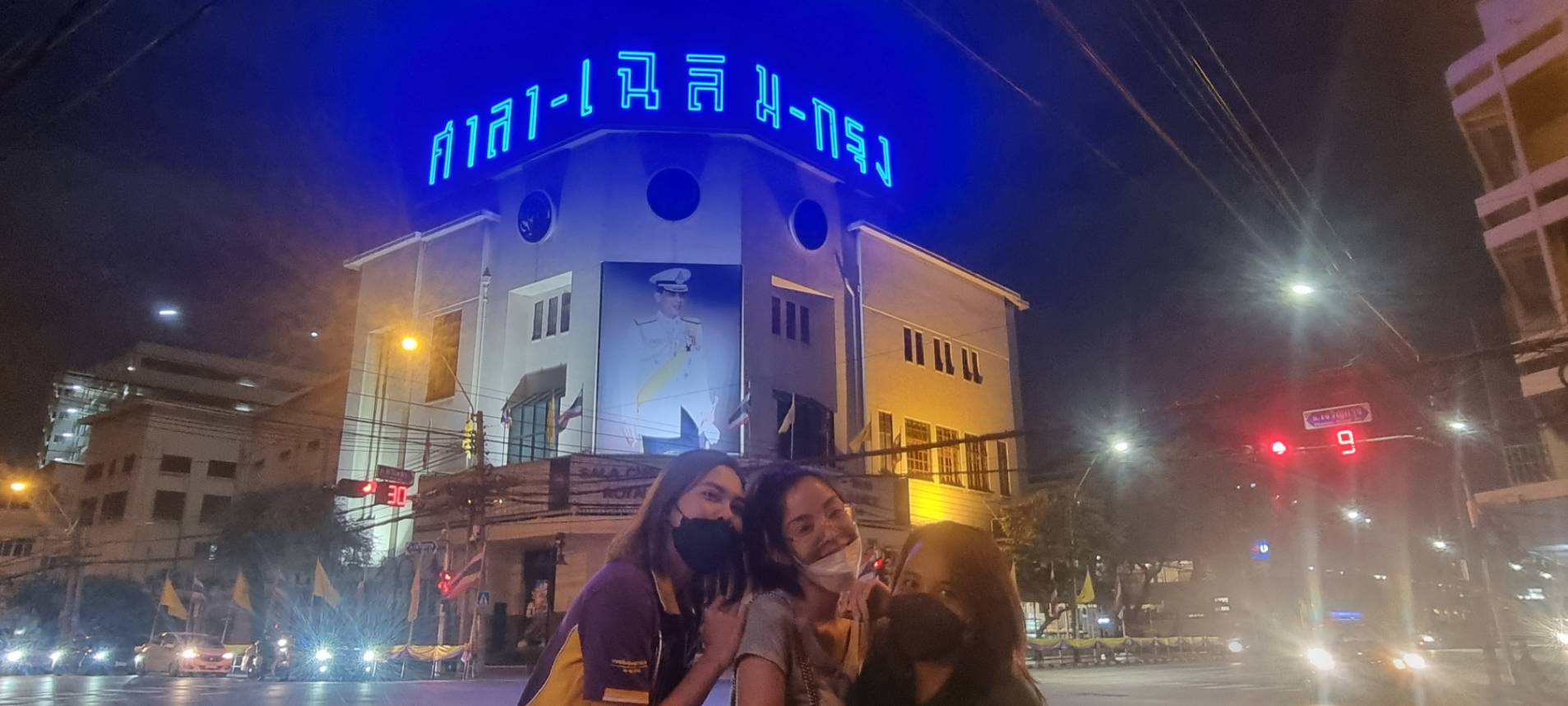 ป้ายตัวอักษรไฟออกหน้า ศาลาเฉลิมกรุง