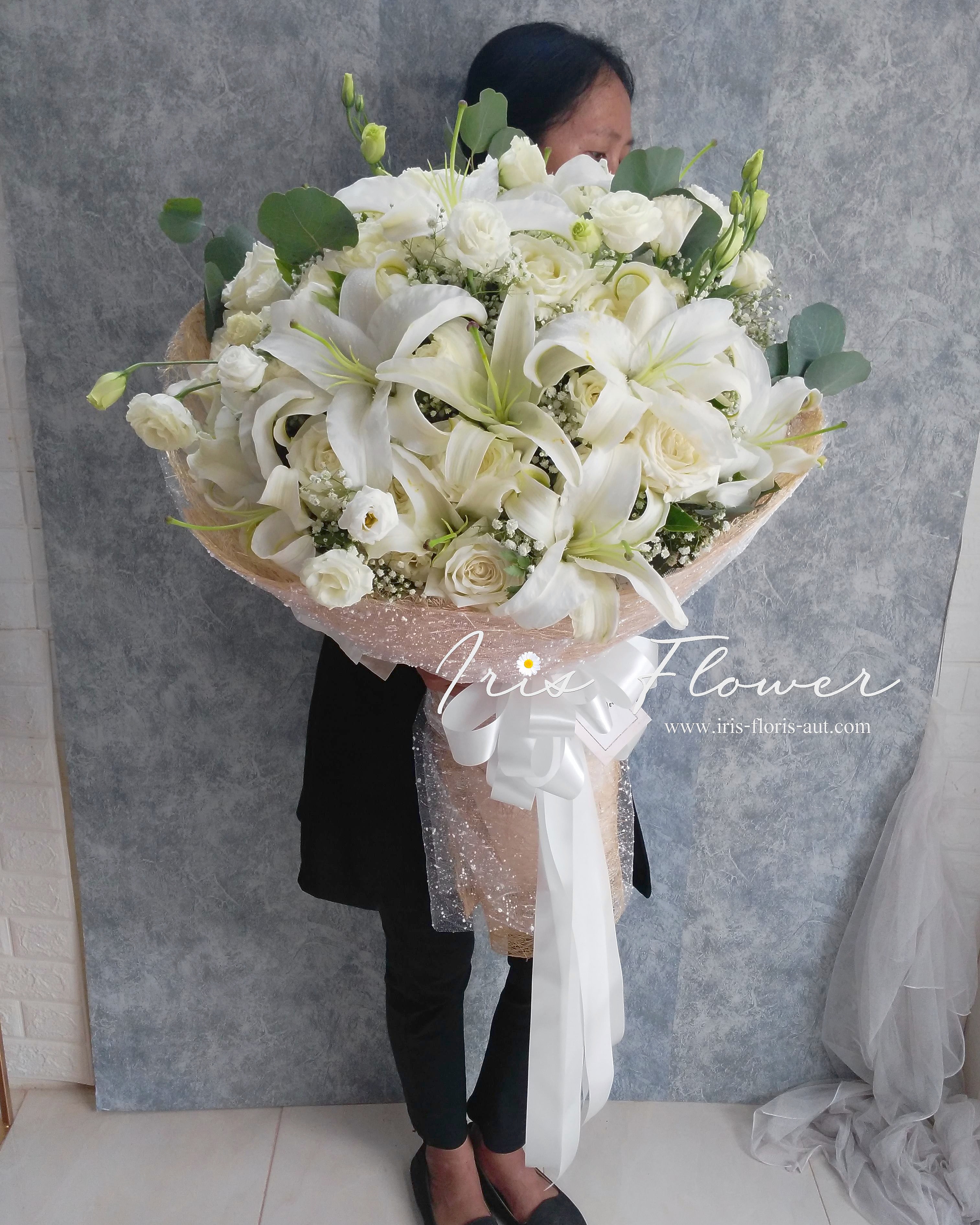 ช่อดอกลิลลี่ กุหลาบและไรเซนทัสสีขาว