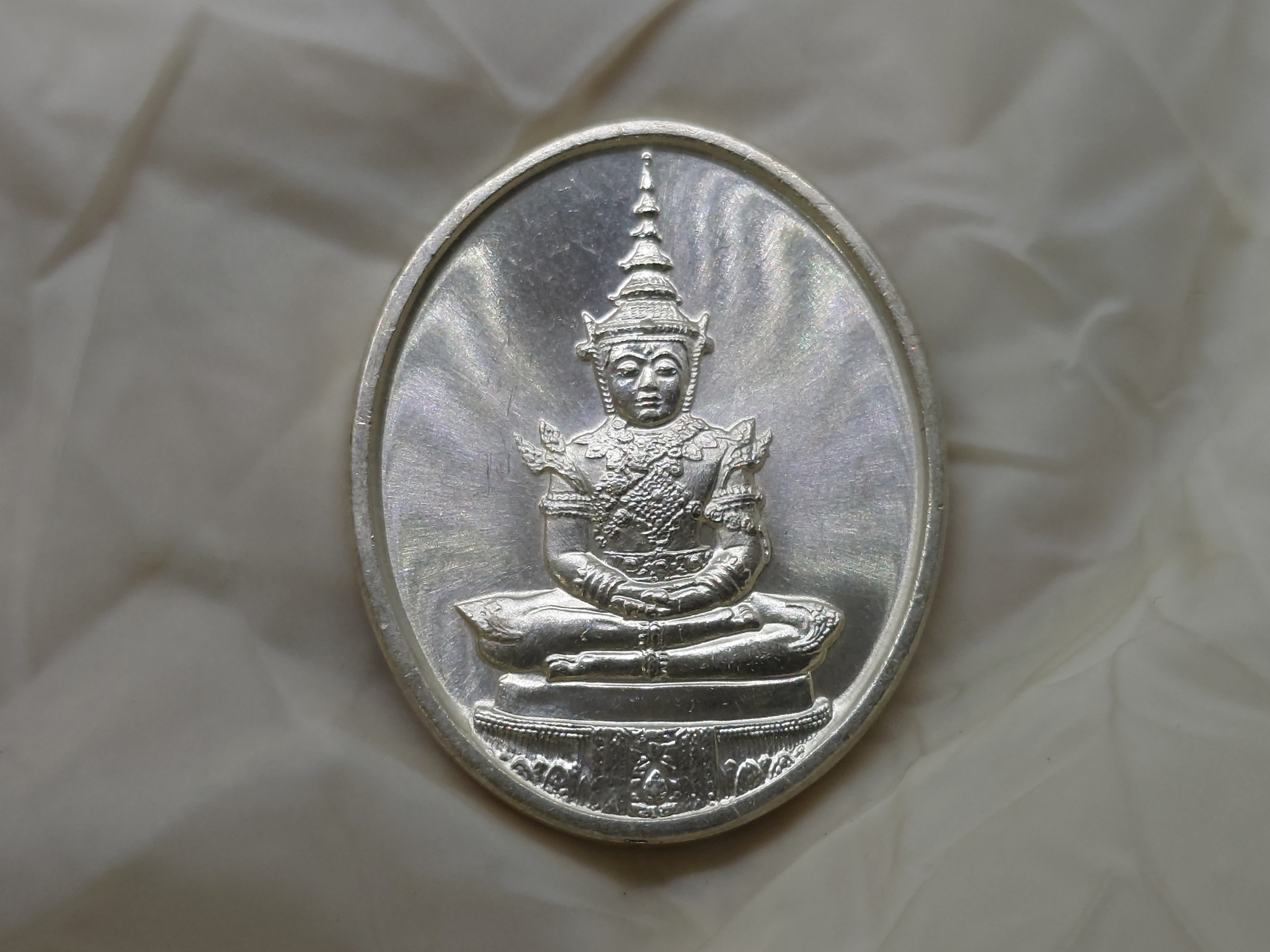 เหรียญพระแก้วมรกต ภปร รุ่นแรก ชุด 3 ฤดู เนื้อเงิน ฉลองกรุงรัตนโกสินทร์ 200 ปี พ.ศ.2525 พร้อมกล่อง