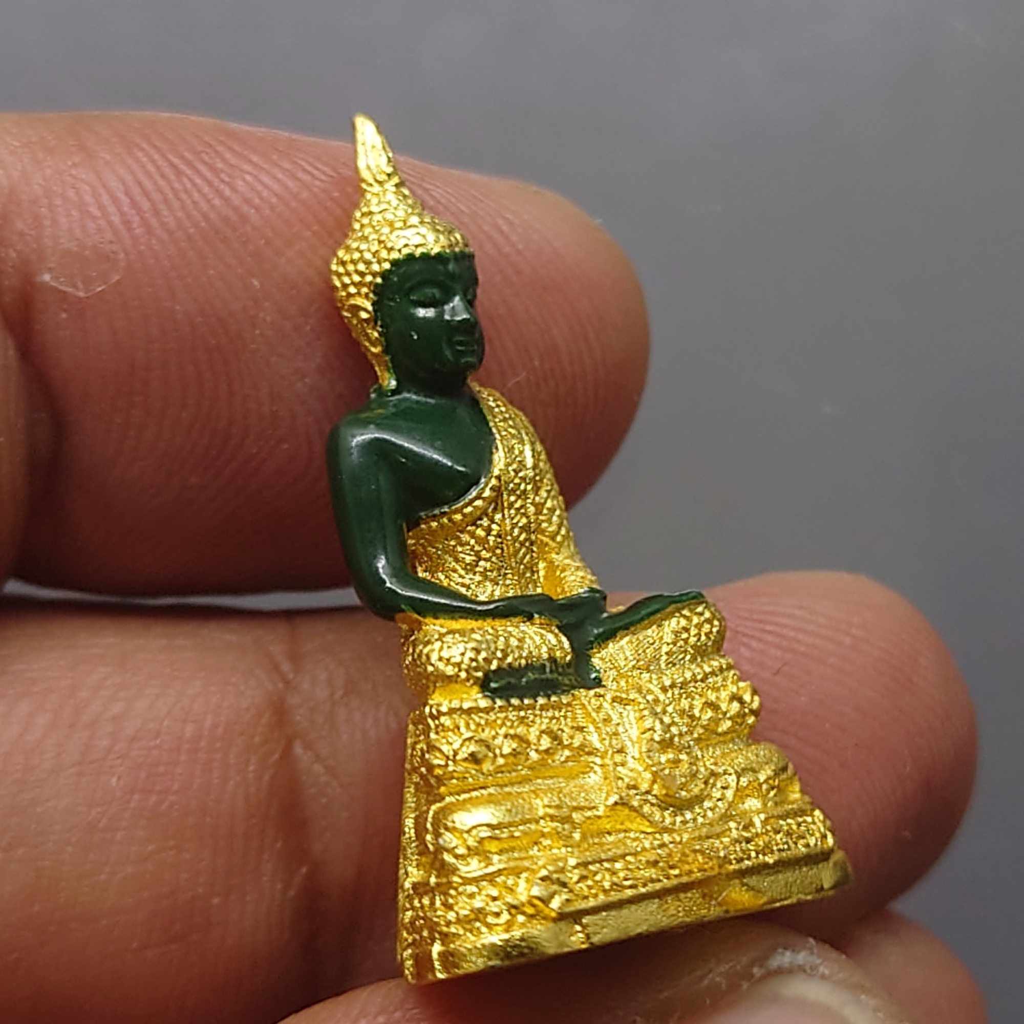 พระแก้วมรกต ทรงเครื่องฤดูฝน (ขนาดสูง 3 เซน) เนื้อโลหะเคลือบสีเขียว เครื่องทรงชุบทอง สำนักพระราชวัง สร้าง พุทธาภิเษก ณ วัดพระศรีรัตนศาสดาราม พ.ศ.2547 ตลับเดิม รับประกันแท้