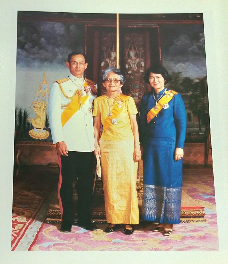 สมเด็จพระศรีนครินทราบรมราชชนนี (พิมพ์เนื่องในงานฉลอง ๑๐๐ ปี สมเด็จพระศรีนครินทราบรมราชชนนี พุทธศักราช ๒๕๔๓)