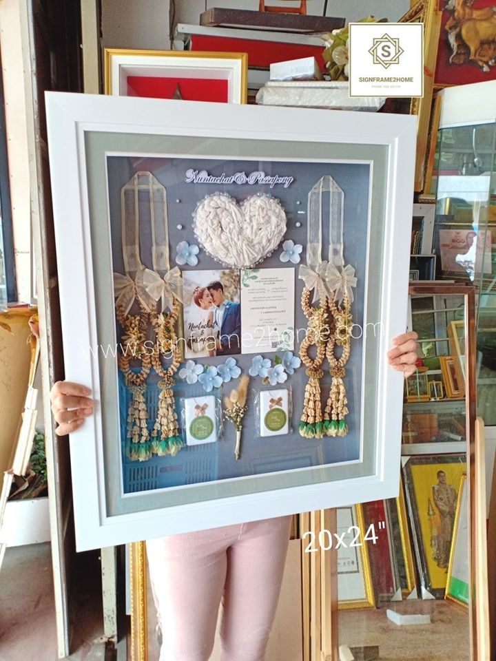 กรอบรูป 2 ชั้นทรงโมเดิล ขนาด 20x24" ปูพื้นสีเทาเข้ม เสริมขอบโฟโต้เม้าด้วยสีเทาอ่อน-ขาว