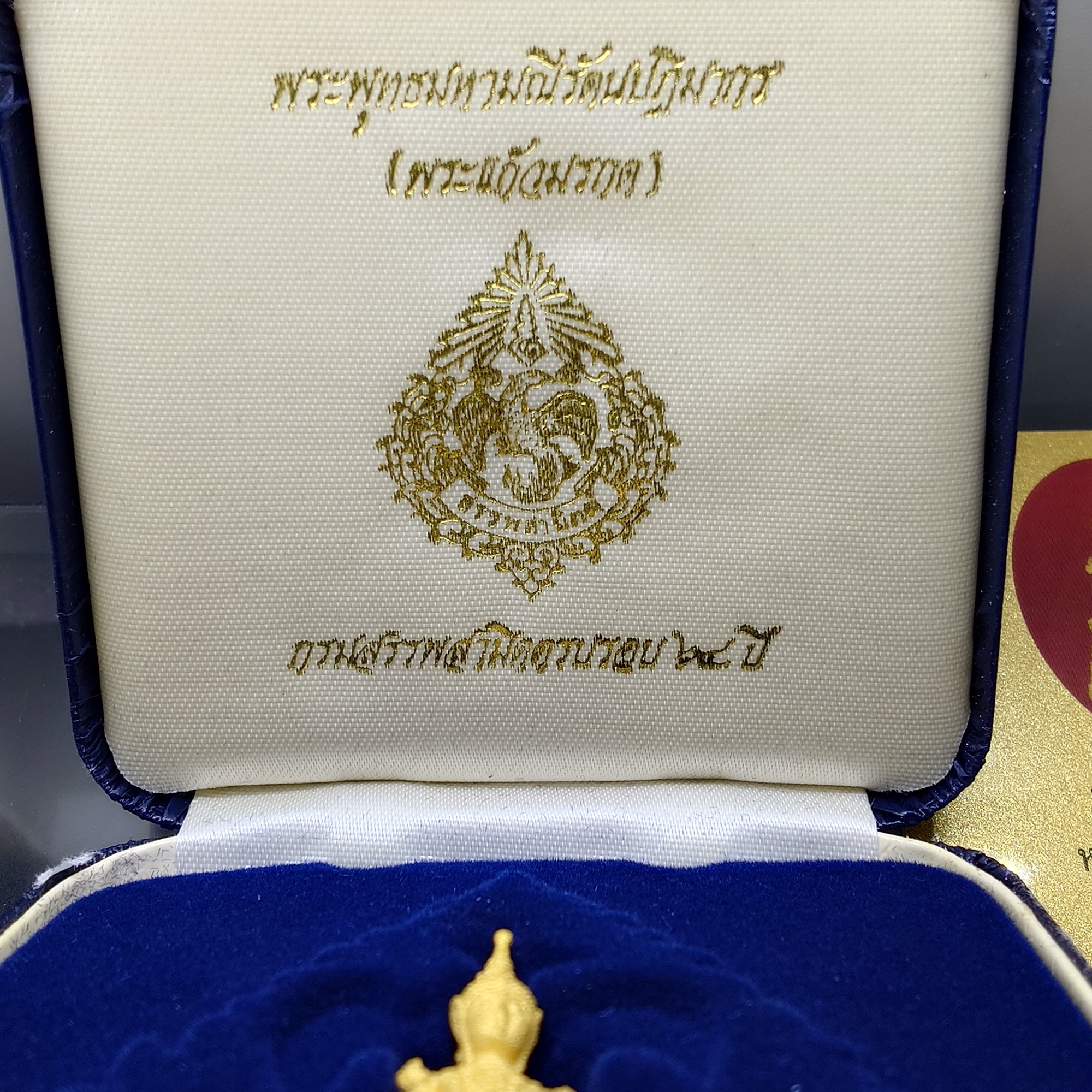 พระพุทธมหามณีรัตนปฏิมากร (พระแก้วมรกต) เนื้อทองคำ 99.99 % กรมสรรพสามิต ครบรอบ 64 ปี พ.ศ.2539 พร้อมกล่องเดิม และการ์ด