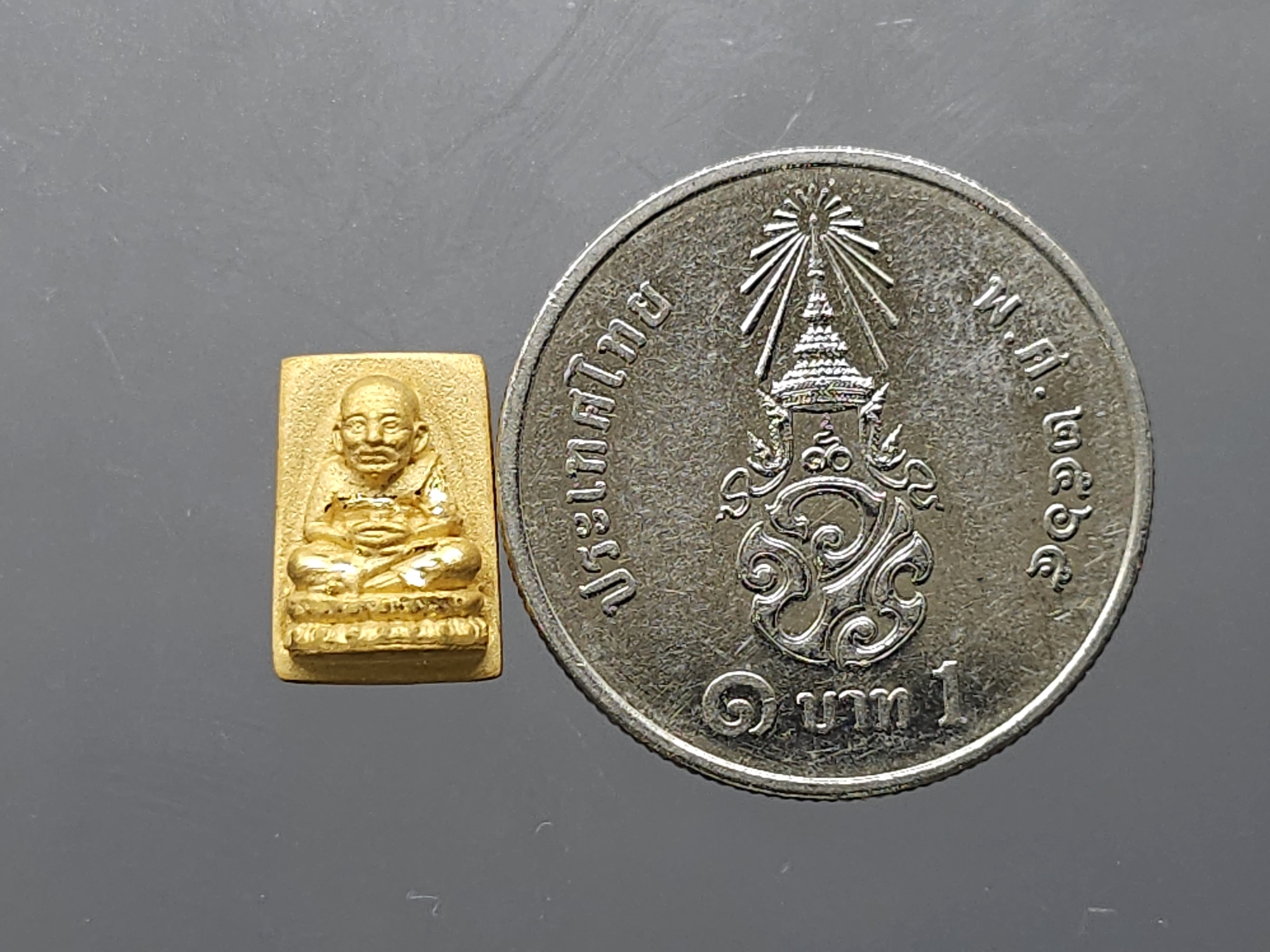 หลวงพ่อทวด เหยียบน้ำทะเลจืด เนื้อทองคำแท้ พิมพ์สี่เหลี่ยมสมเด็จเล็ก หลังพระคาถาหลวงพ่อทวด รุ่น 106 ปี อาจารย์ทิม พ.ศ.2561 พร้อมกล่องเดิม