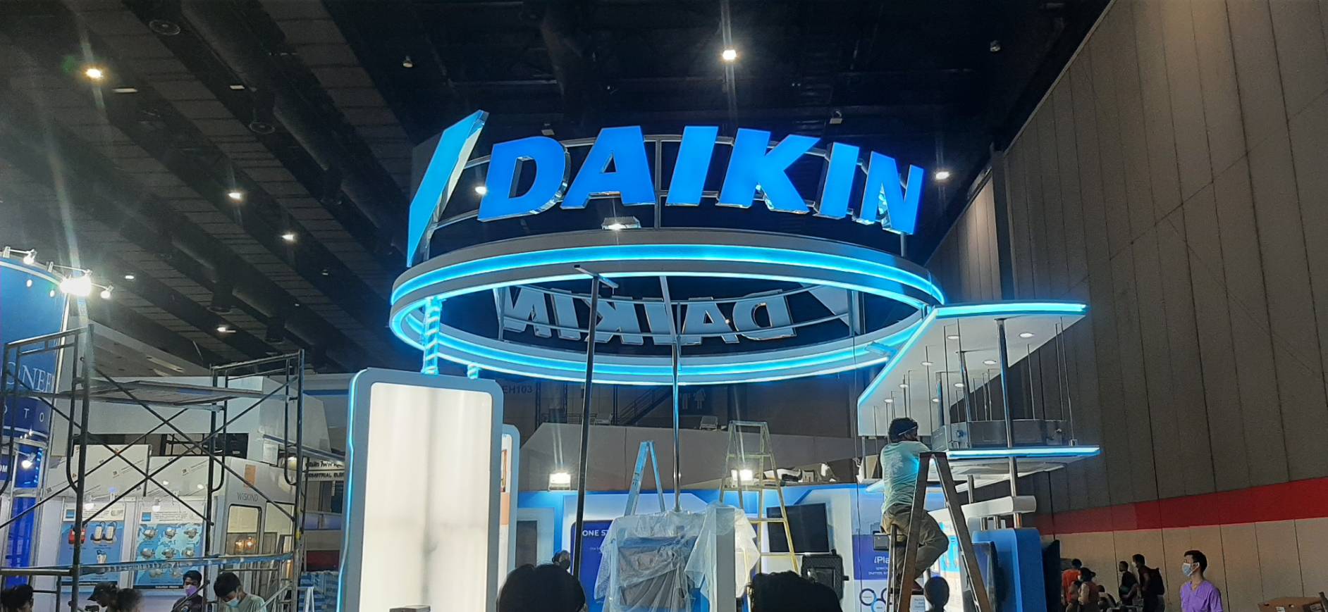 ป้ายตัวหนังสือไฟออกหน้า งานDAIKIN