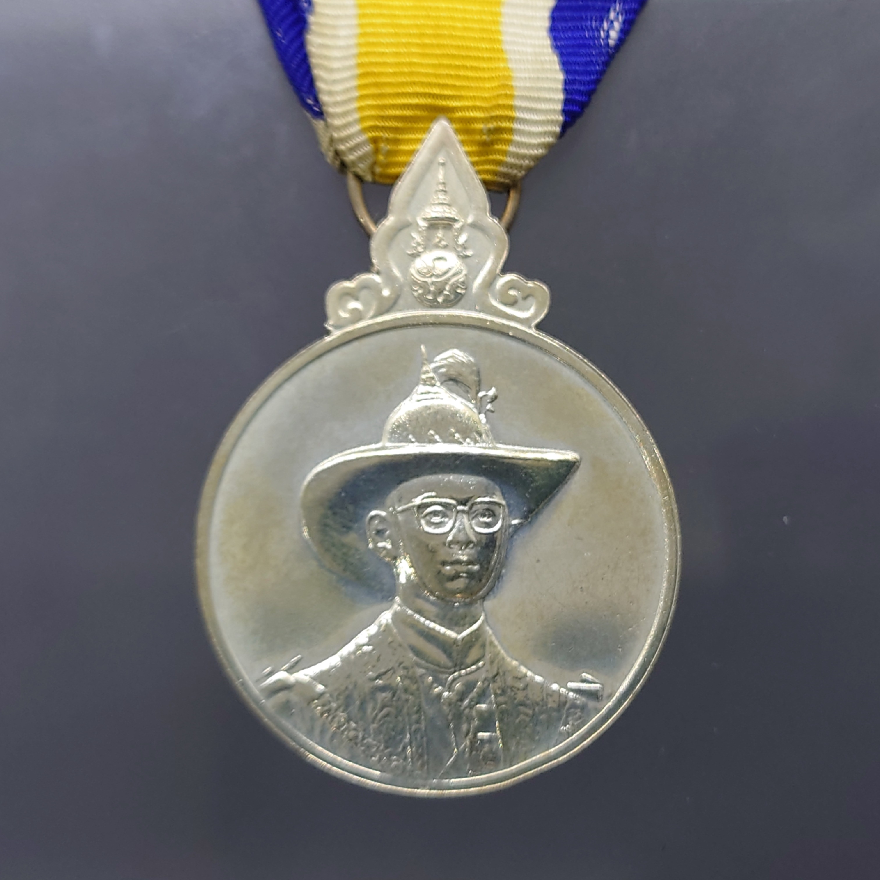 เหรียญที่ระลึกประดับแพรแถบ เนื้อเงิน เฉลิมพระชนมพรรษา 6 รอบ 72 พรรษา รัชกาลที่ 9 พ.ศ.2542 "แบบชาย"