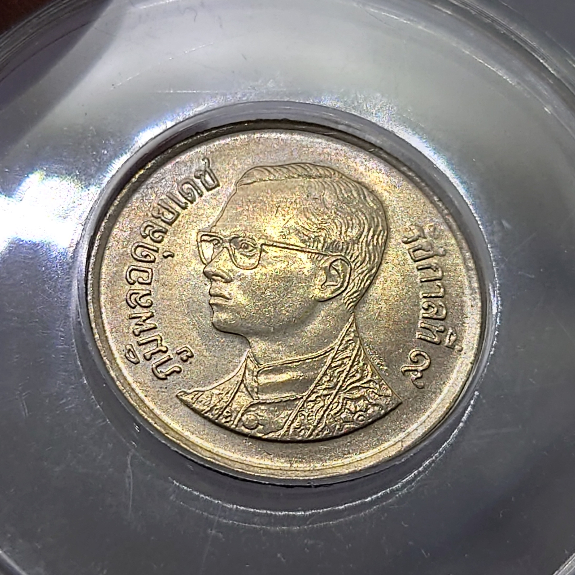 เหรียญ 1 บาท หมุนเวียน ปี พ.ศ.2529 ไม่ผ่านใช้ "ช่อฟ้ายาว" ตัวติดลำดับ1