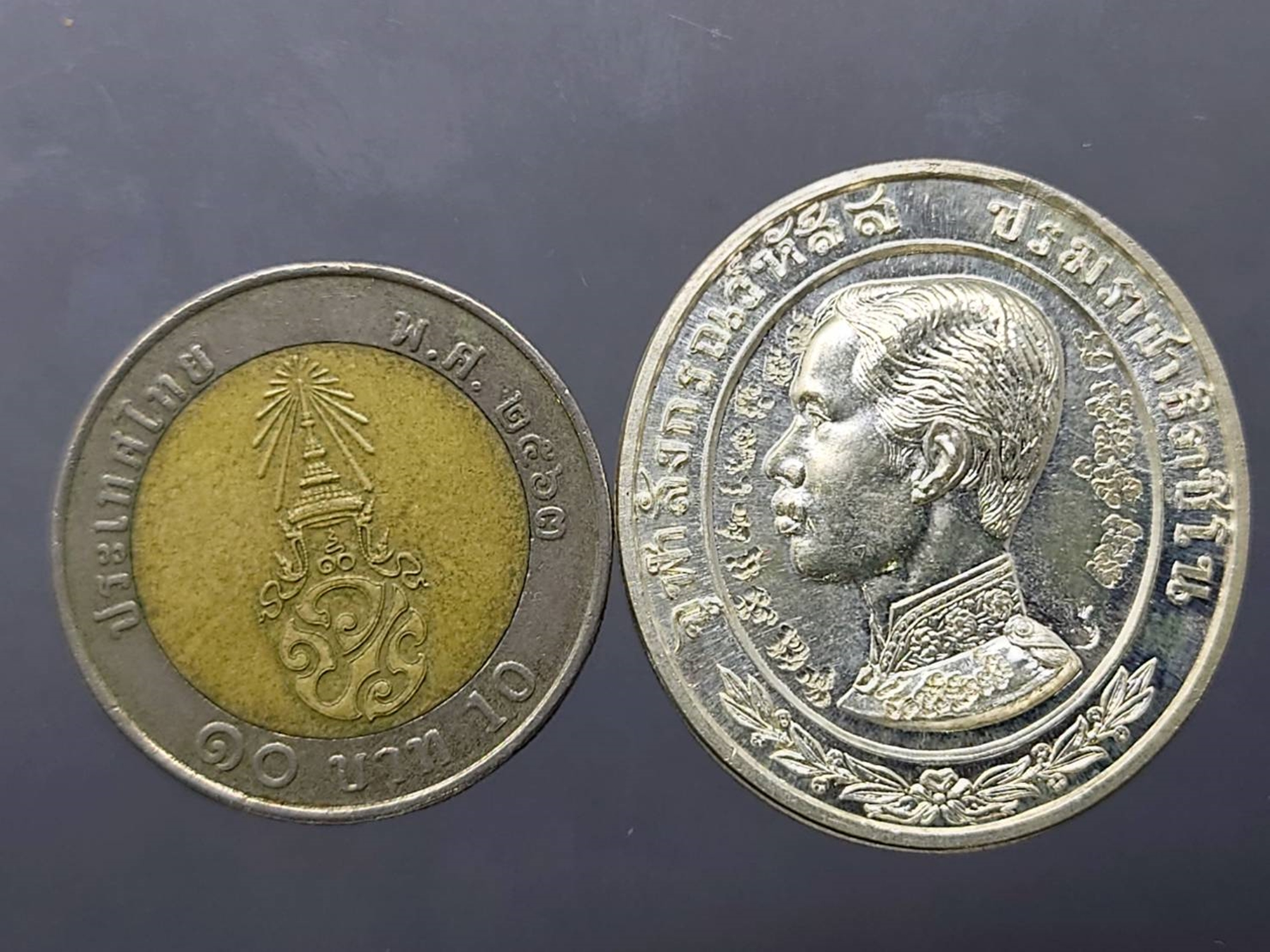 เหรียญรัชกาลที่5 ทรงยินดี เนื้อเงิน ที่ระลึกสร้างโรงพยาบาลพานทอง ปี2535 พร้อมตลับเดิม