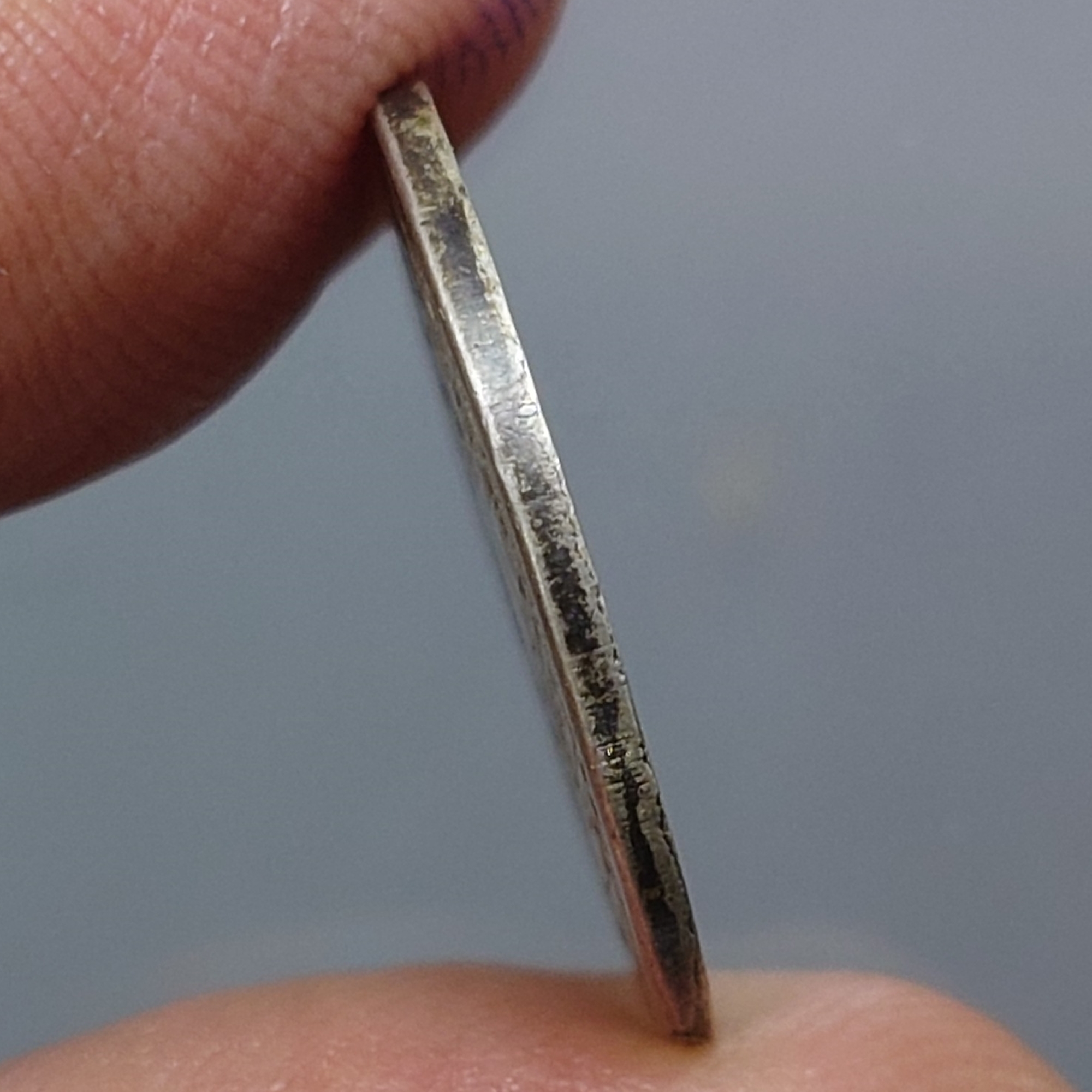 เหรียญสลึงเงิน พระมหามงกุฎ-พระแสงจักร รัชกาลที่ 4 พ.ศ.2403 ผ่านใช้