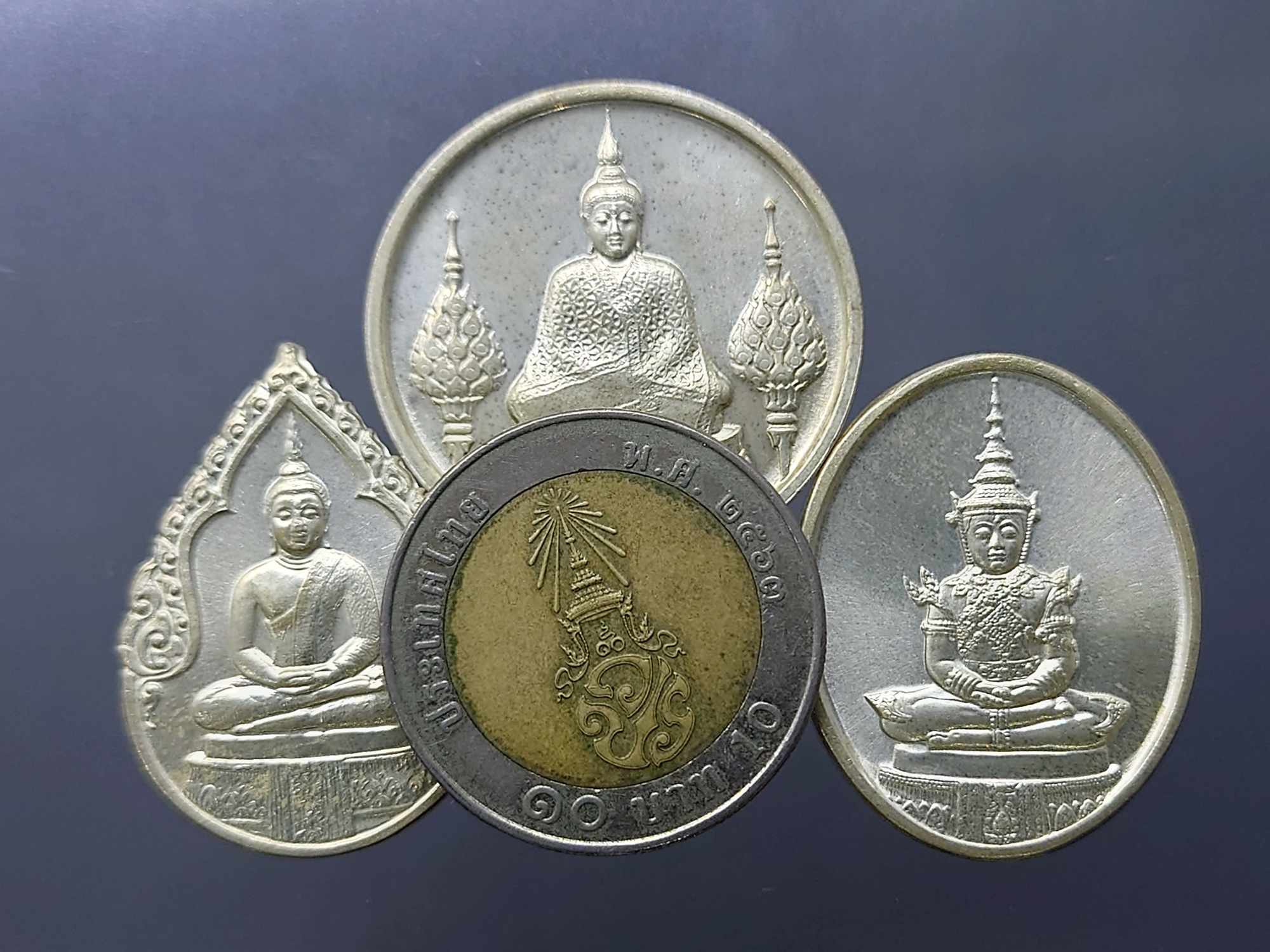 เหรียญพระแก้วมรกต ภปร รุ่นสอง ชุด 3 ฤดู เนื้อเงิน ฉลองกรุงรัตนโกสินทร์ 200 ปี พ.ศ.2525 พร้อมกล่องเดิม