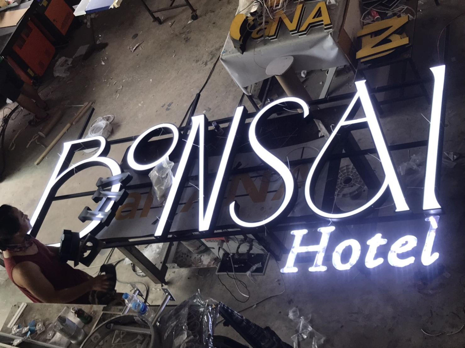 งานป้ายตัวอักษรไฟออกหน้าแอลอีดีพร้อมโครงเหล็ก งานป้ายชื่อโรงแรม BONSAI HOTEL