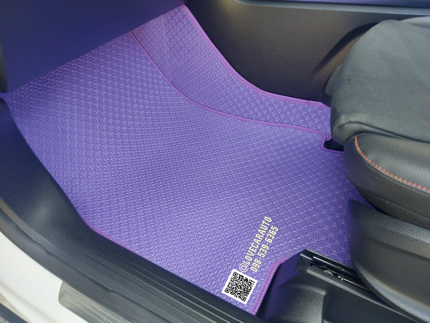 พรมปูพื้นรถยนต์ GLA200 จิ๊กซอสีม่วง