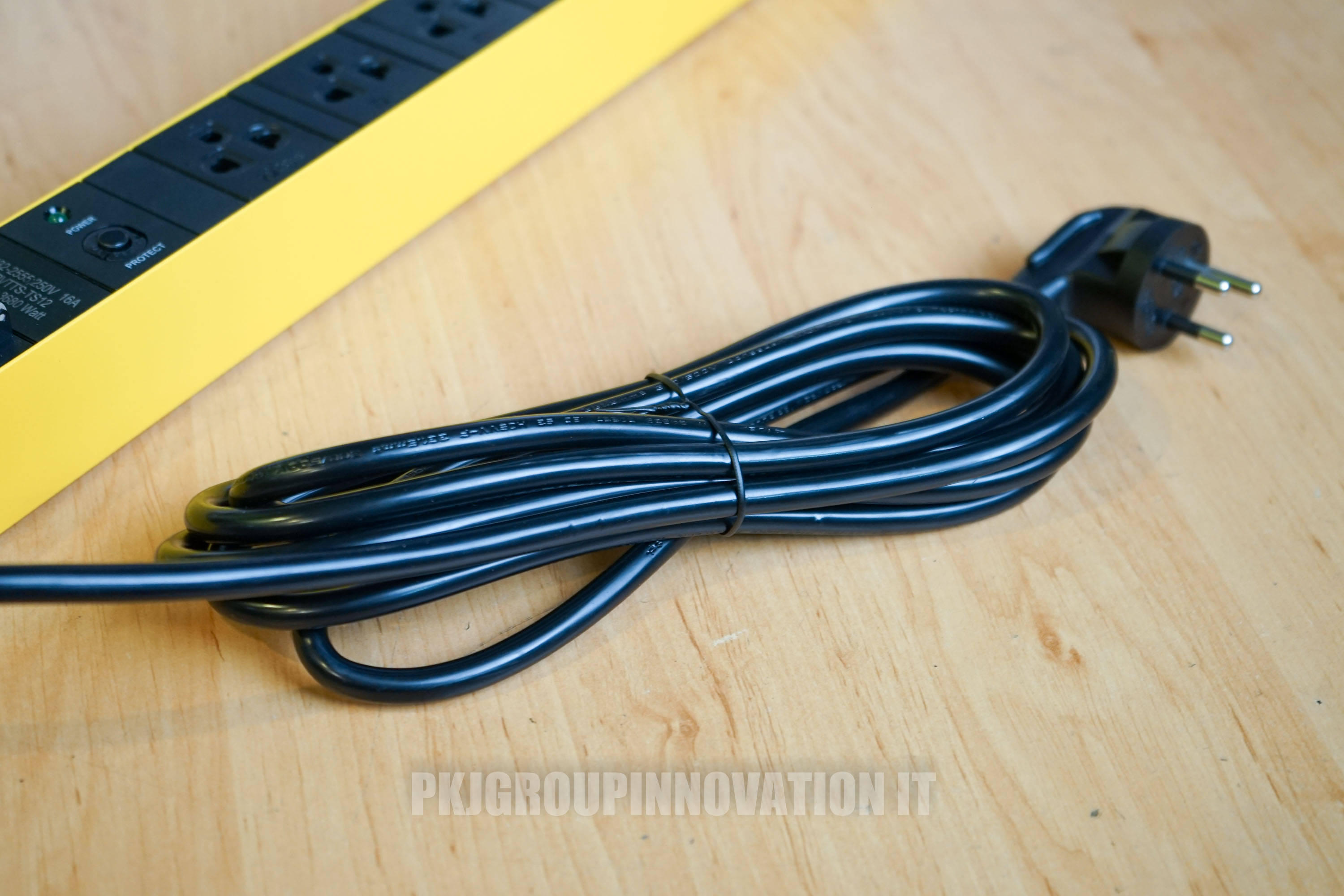 ปลั๊กไฟมือหนึ่ง PowerConneX PXC5PVTTS-TS12 กันไฟฟ้าลัดวงจร กันฟ้าผ่า 12 ช่อง (ในภาพคือสินค้าตัวอย่าง)