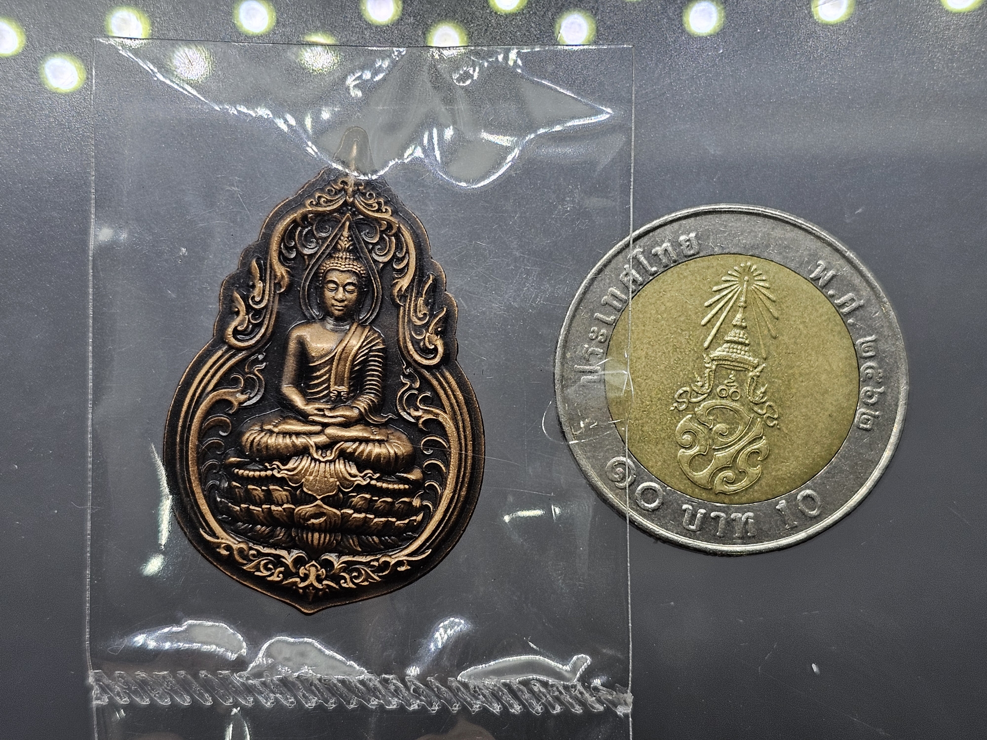 พระพุทธศรีมหาทรัพย์ เนื้อทองแดงรมดำซาติน ออกแบบและสร้างโดย อารย์ธีระวัฒน์ คะนะมะ (ศิลปินพระมหาชนก) พ.ศ.2561 พร้อมกล่องเดิม ใบเซอร์