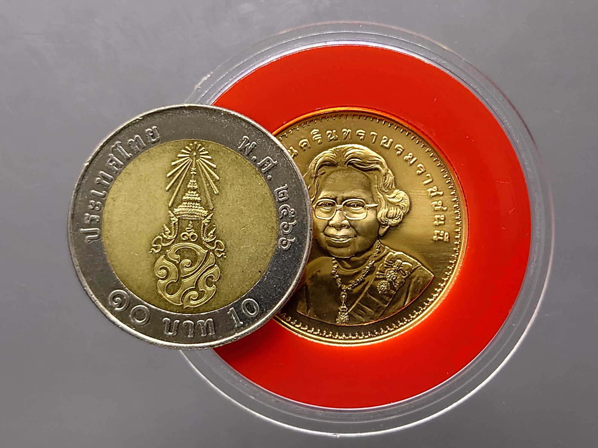 เหรียญทองคำ 1600 บาท (หนัก 15 กรัม) ที่ระลึก ๙ รอบนักษัตร แห่งวันพระราชสมภพ สมเด็จพระศรีนครินทราบรมราชชนนี พ.ศ.2551