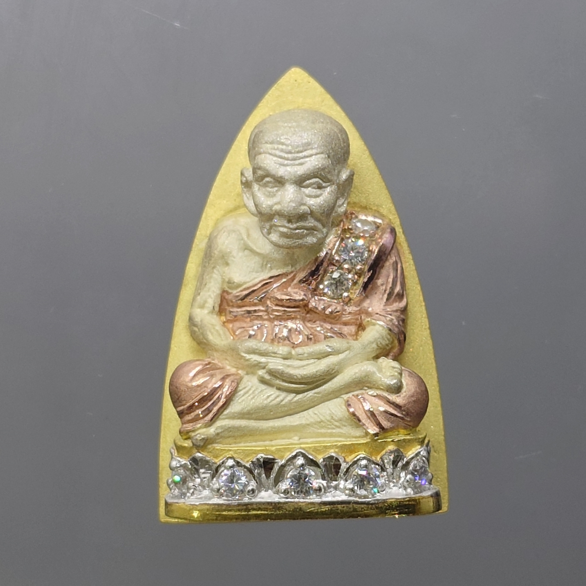 หลวงปู่ทวด รุ่นมหาสิทธิโชค เนื้อเงินสามกษัตริย์ ฝังเพชร วัดประสาทบุญญาวาส ปี2542 พร้อมกล่องเดิม มวลสารดี พิธีเข้มขลัง