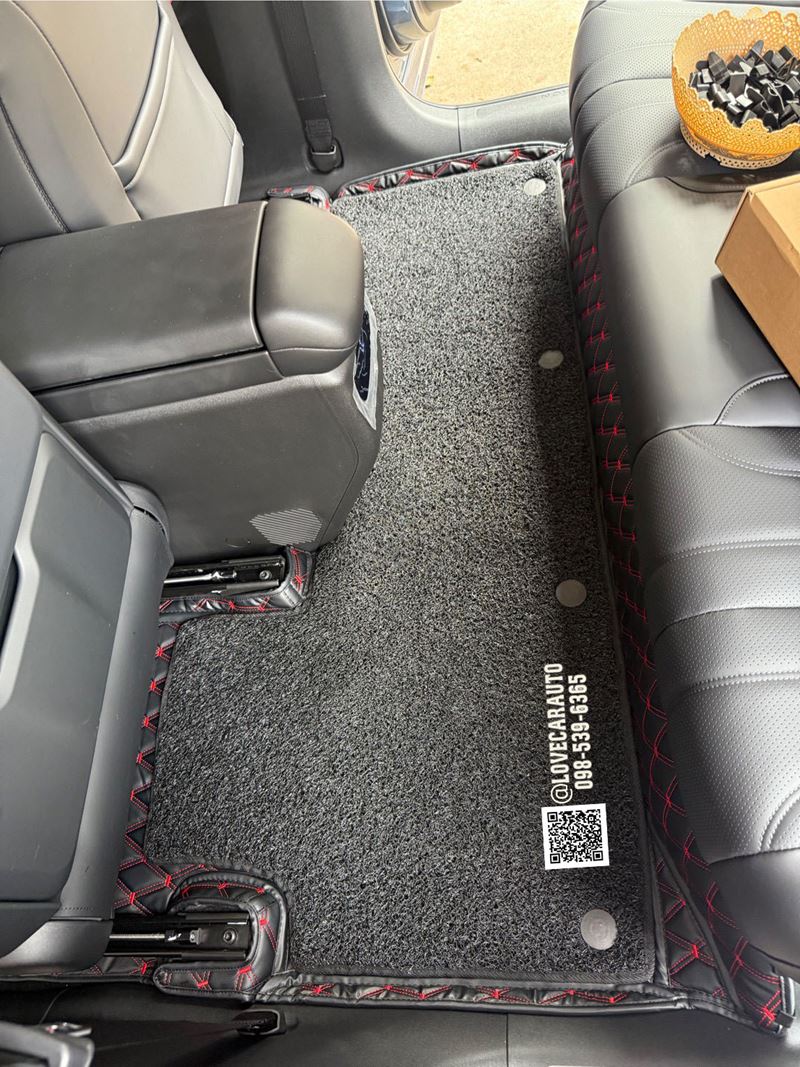 พรมปูพื้นรถยนต์ 7D Aion V VVIPด้ายคู่ สีดำด้ายแดง +ไวนิลสีดำ