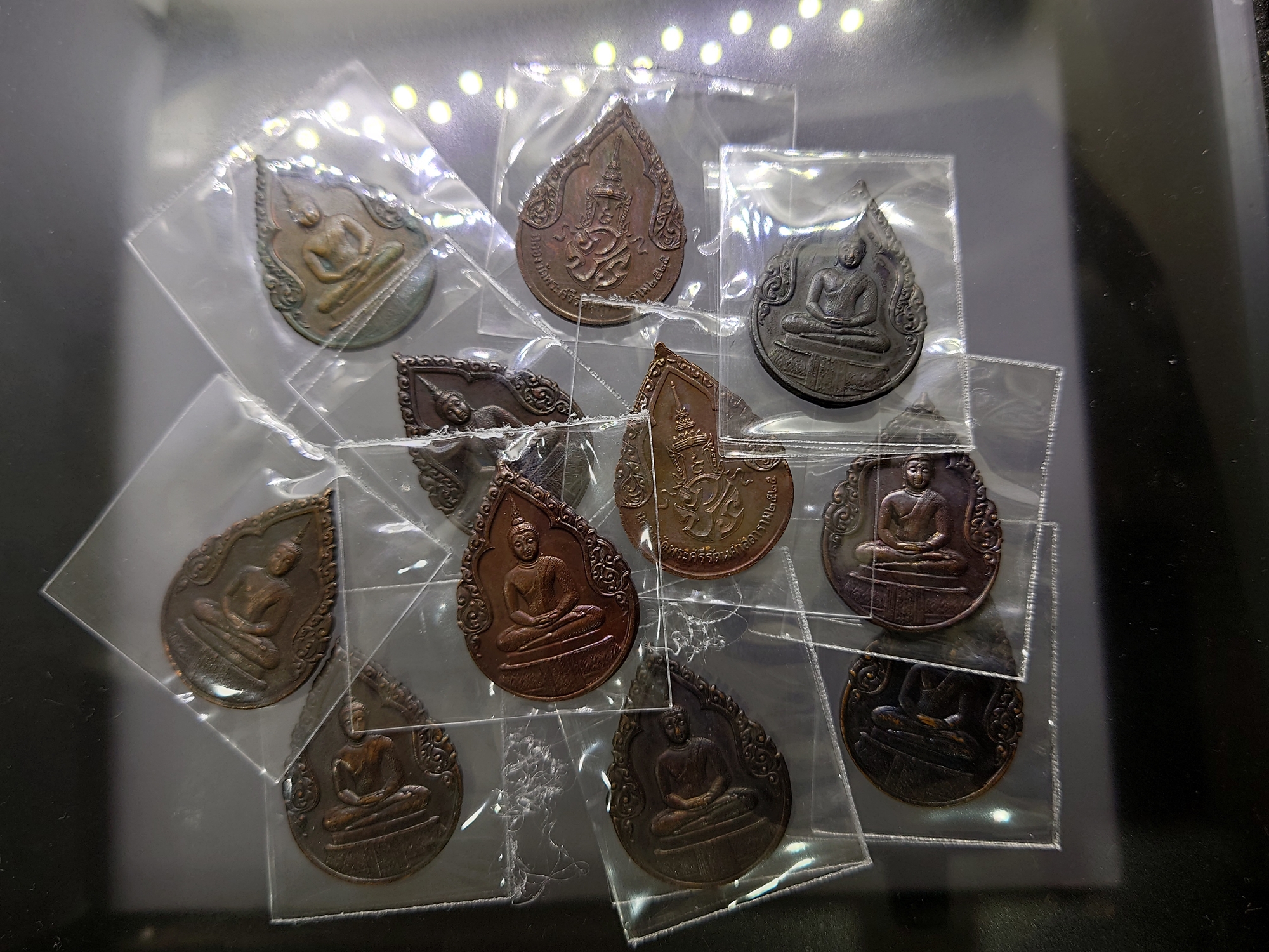 เหรียญพระแก้วมรกต ภปร รุ่นแรก ทรงเครื่องฤดูฝน เนื้อทองแดงรมดำ ฉลองกรุงรัตนโกสินทร์ 200 ปี พ.ศ.2525