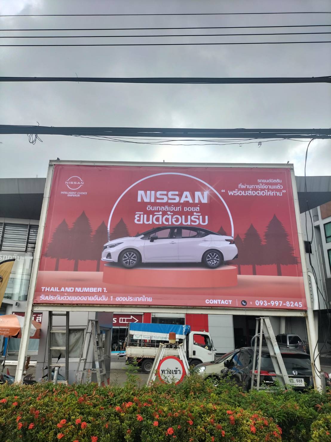 ป้ายไวนิลขึงโครงเหล็ก งาน NISSAN