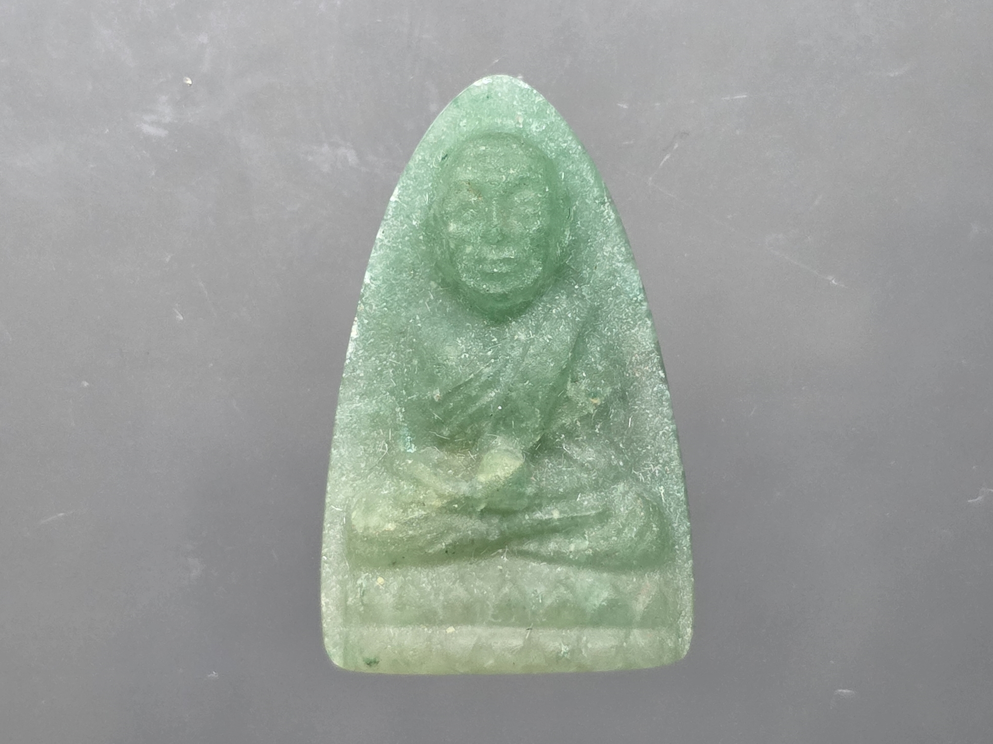 หลวงปู่ทวดหยก พิมพ์พระรอด หลังฝังหมุดทองคำแท้ วัดพะโคะ สมาคมชาวเพชรบุรีสร้าง ปี2543 พร้อมกล่องเดิม