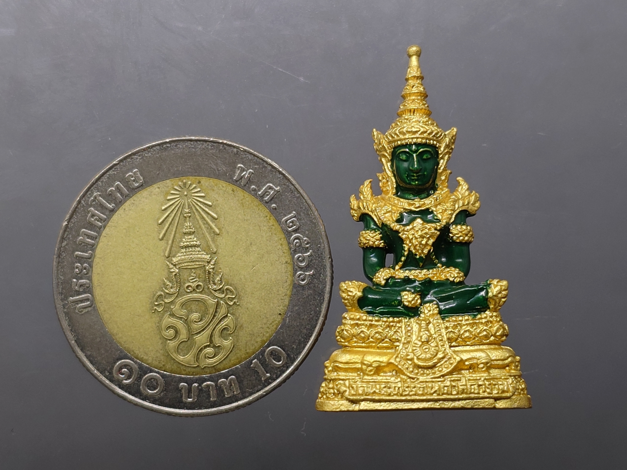 พระแก้วมรกต เครื่องทรงฤดูร้อน (ขนาดสูง 3.5 เซน) เนื้อโลหะเคลือบสีเขียว เครื่องทรงชุบทอง สำนักพระราชวัง สร้าง พุทธาภิเษก ณ วัดพระศรีรัตนศาสดาราม พ.ศ.2547 ตลับเดิม รับประกันแท้