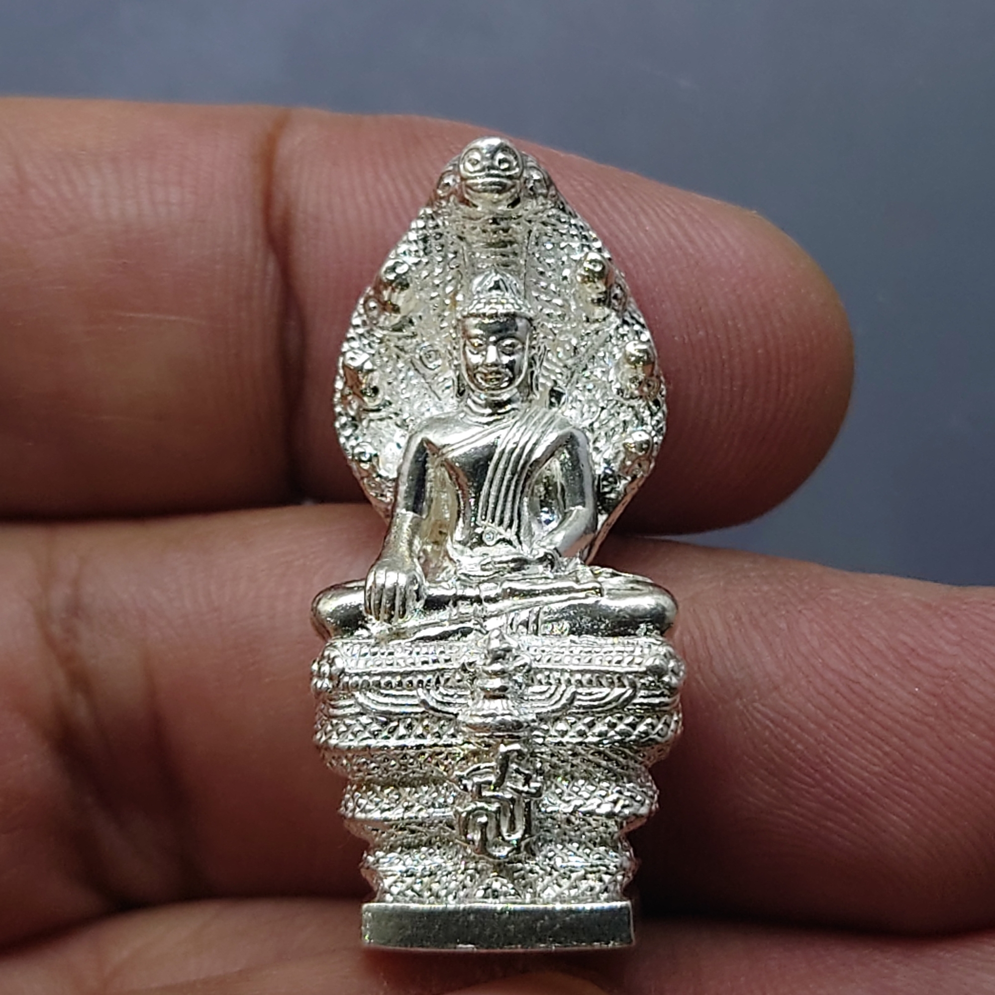 พระพุทธสัฏฐิสิริวัสสมงคล (พระนาคปรก) เนื้อเงิน ฉลองพระชนมายุ 5 รอบ สมเด็จพระเทพรัตนราชสุดาฯ พ.ศ.2558 พร้อมกล่องเดิม
