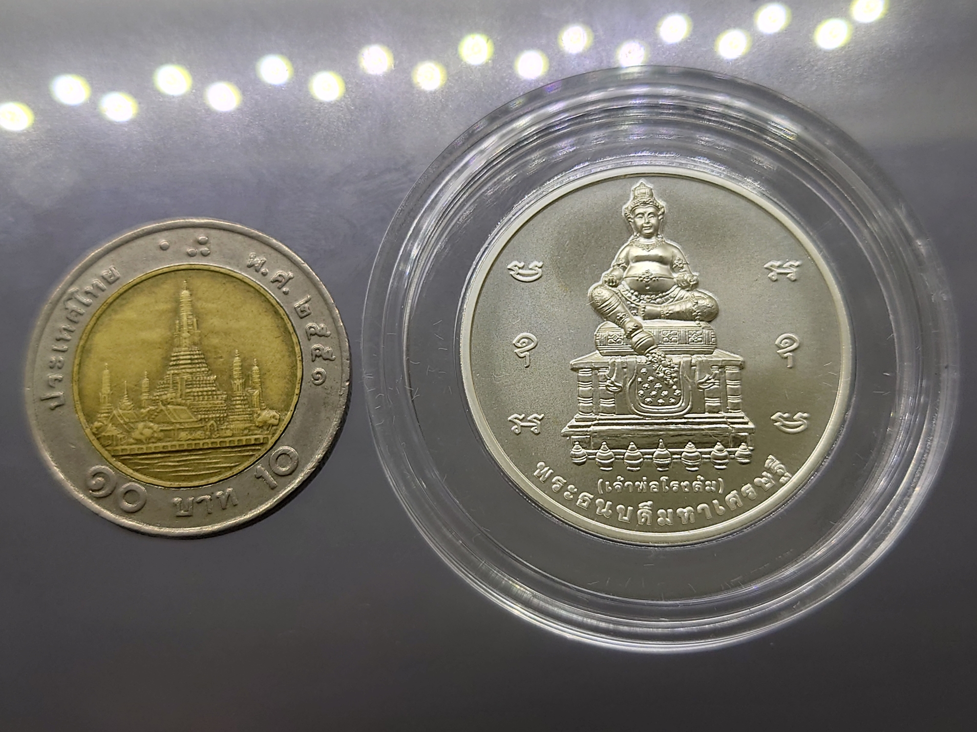 เหรียญเจ้าพ่อโรงต้ม พระธนบดีมหาเศรษฐี 90 ปี กรมสรรพสามิต เนื้อเงิน ขนาด 3 ซม. พร้อมกล่องเดิม บล็อกกษาปณ์
