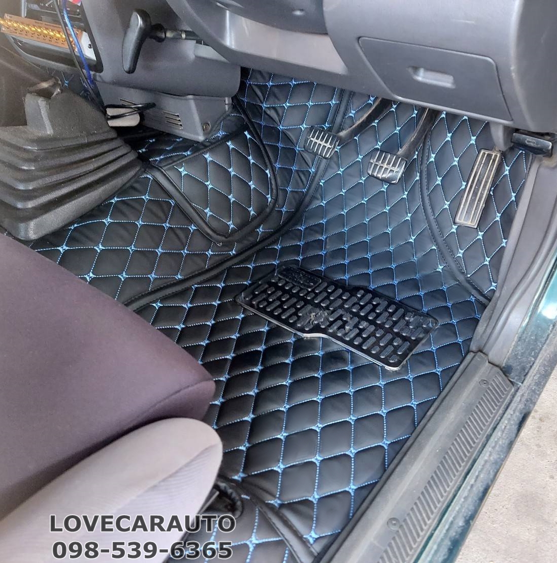 พรมปูพื้นรถยนต์ 6D Nissan BigMCab สีดำฟ้า