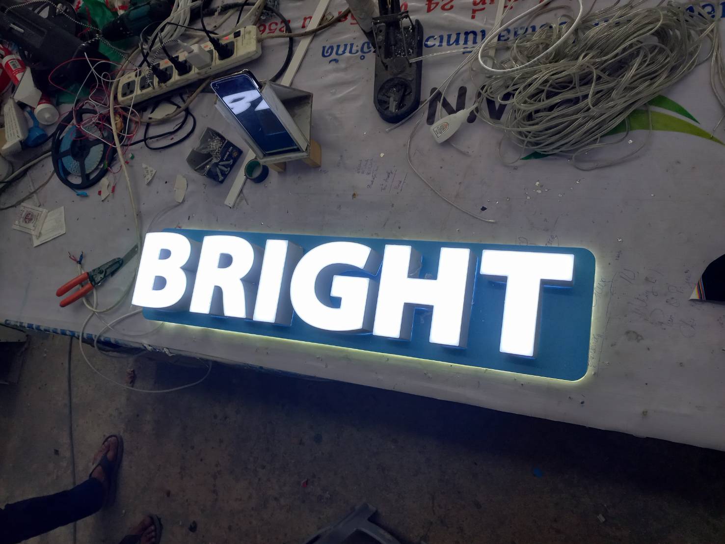 ป้ายตัวหนังสือไฟออกหน้า งานBRIGHT