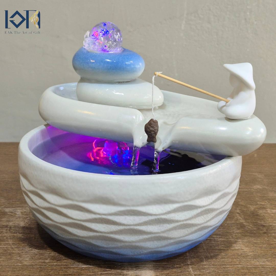 น้ำพุน้ำล้นตั้งโต๊ะ รุ่นคนตกปลาในบ่อเหมือนตกเงินตกทองสีขาวคราม น้ำล้นแต่งบ้านเสริมฮวงจุ้ย น้ำพุโมเดิร์น น้ำล้น