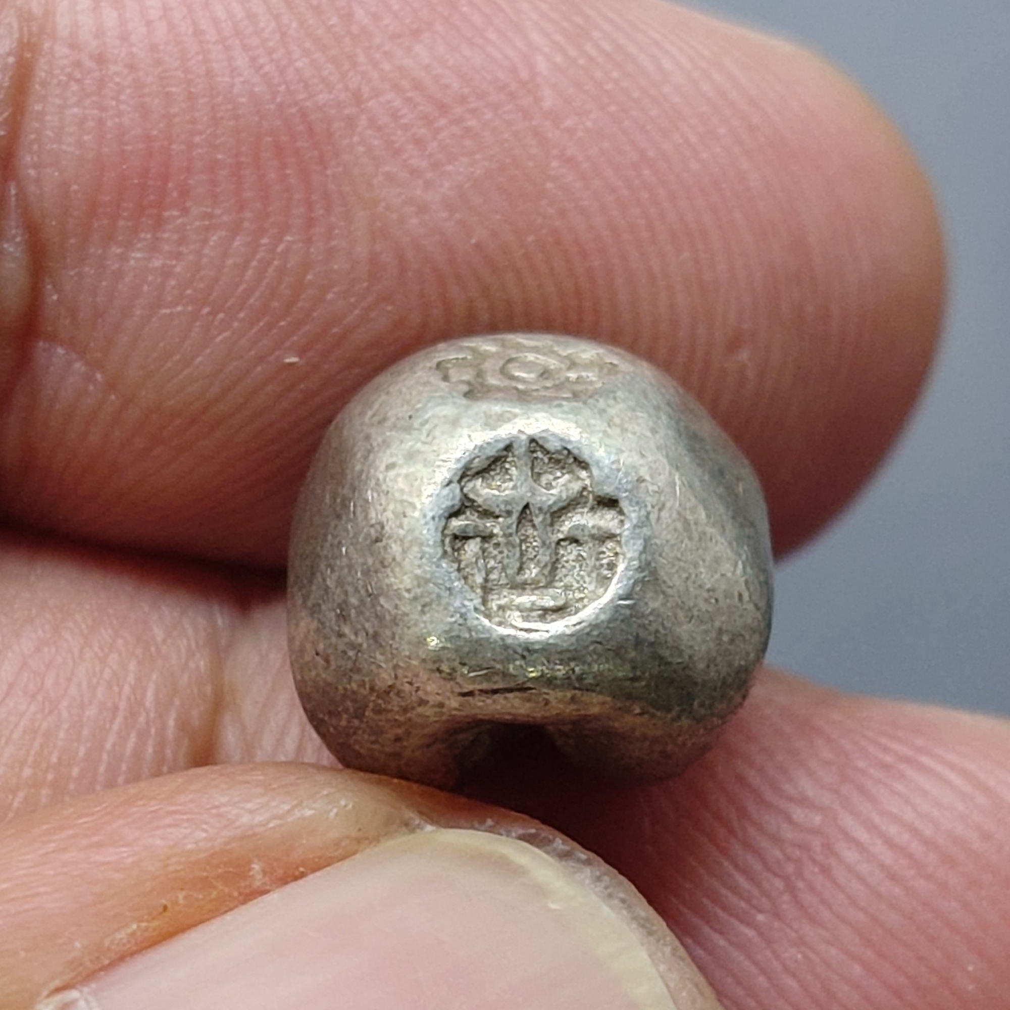 พดด้วง ขนาด 2 สลึง ตราพระแสงจักร - ปราสาท สมัยรัชกาลที่3 ปี2367 ขนาดหายาก สภาพสวย