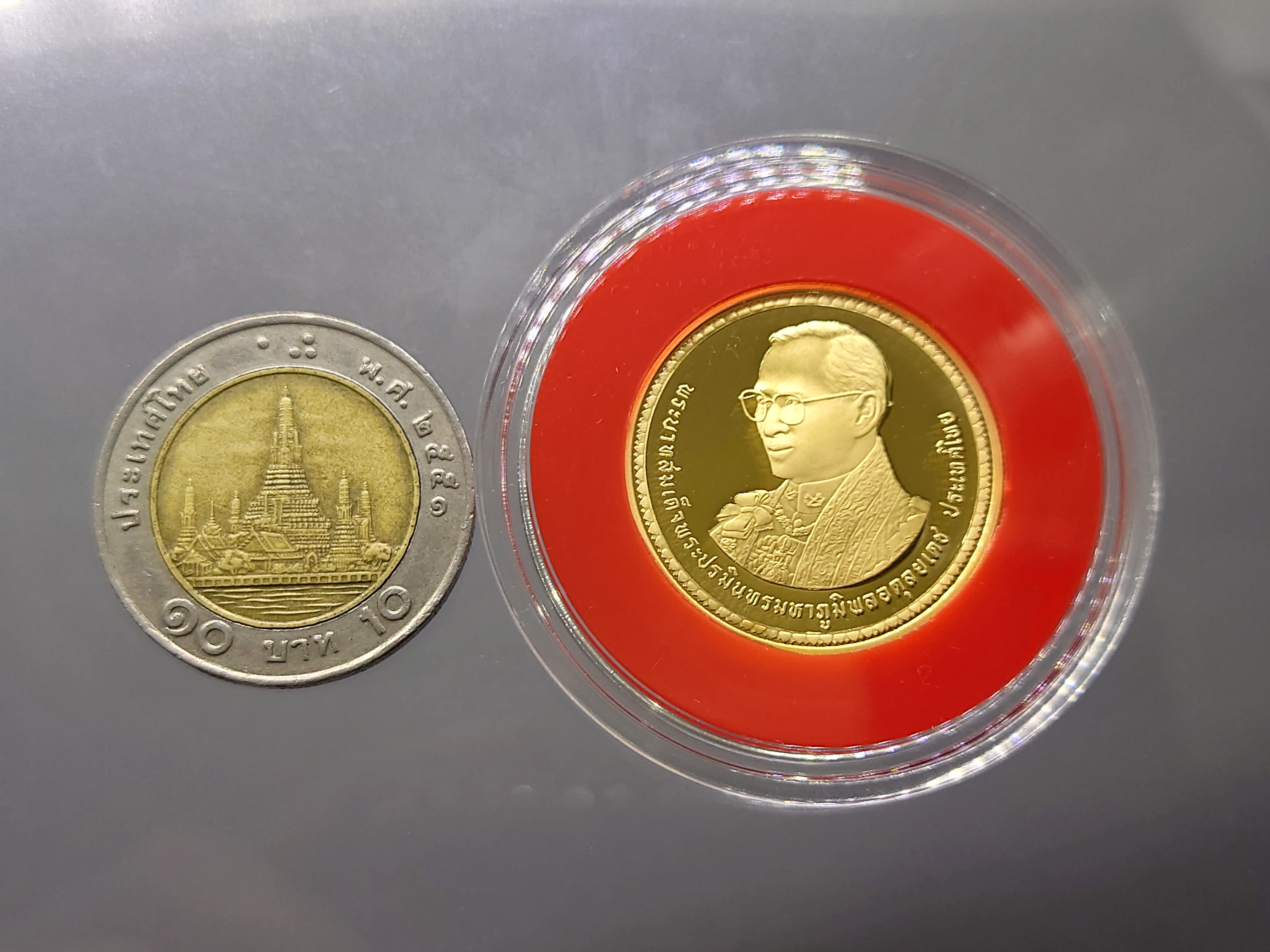 เหรียญทองคำขัดเงา ชนิดราคาหน้าเหรียญ 16000 บาท (ทอง 99 % หนัก 1 บาท) ที่ระลึกพระชนมพรรษา 80 พรรษา รัชกาลที่9 พ.ศ.2550 อุปกรณ์ครบ