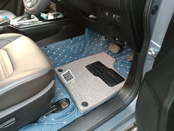 พรมปูพื้นรถยนต์ 7D ISUZU D-MAX 2023 4D สีน้ำเงินด้ายทอง+ไวนิลเทา