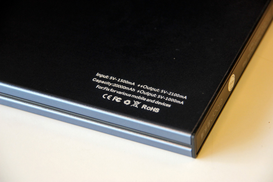 ด้านหลังของ Eloop E14 นั้นจะมีสเป็คบอกเกี่ยวกับเรื่องของการจ่ายไฟนะครับผม ซึ่งการจะชาร์ต Eloop E14 นั้นจะต้องใช้ไฟ 5V 1.5A ซึ่งเป็นสเป็คของที่ชาร์ตมือถือทั่วๆไป สามารถใช้งานได้ครับผม