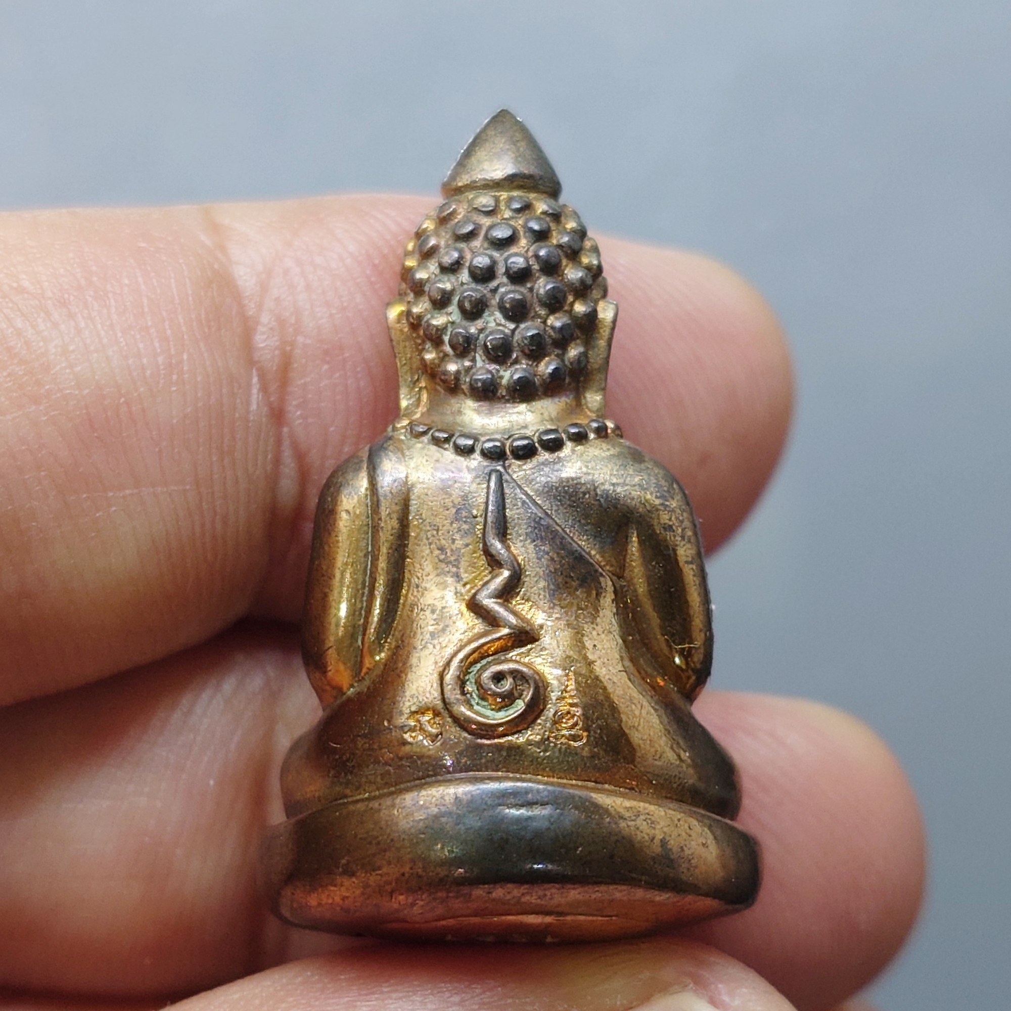 พระกริ่งล้มลุก ท่านเจ้ามาบรรจุอิทธิธาตุ (ย้อนยุค) เนื้อนวะโลหะ รุ่นรักษ์แผ่นดิน ในโอกาสกรมยุทธศึกษาทหารบก สถาปนาครบ ๑๐๙ ปี วัดสามปลื้ม ปี2544 พร้อมกล่องเดิม