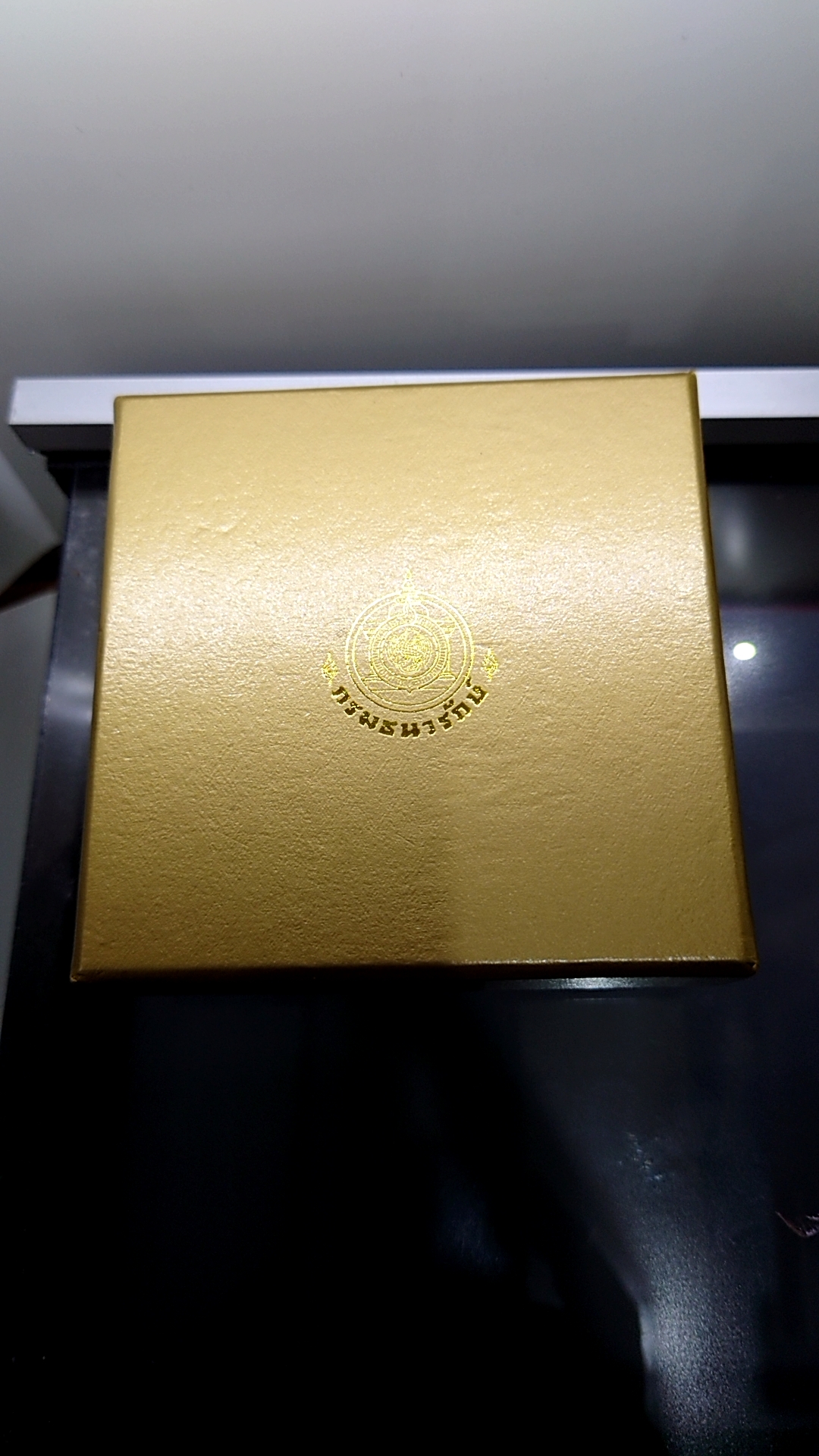 เหรียญทองคำขัดเงา เหรียญ 16000 บาท (ทอง 96.5% หนัก 15 กรัม) ที่ระลึกรางวัลนักวิทยาศาสตร์ดินเพื่อมนุษยธรรม พ.ศ.2555