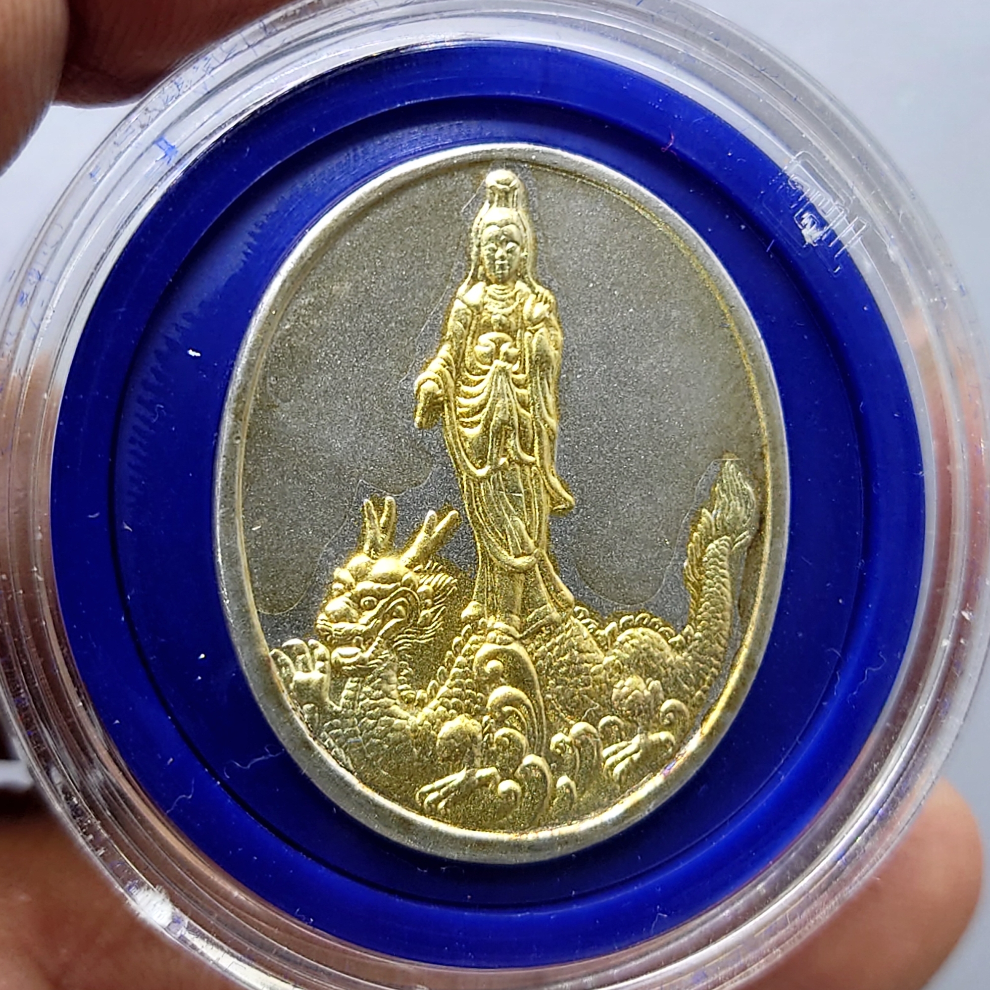 เหรียญพระโพธิสัตว์กวนอิม ทรงประทับมังกร เนื้อเงินสองกษัตริย์ หลังตรากาญจนาภิเษก จ.ระนอง ปี2539 พร้อมกล่องเดิม นิยม หายาก