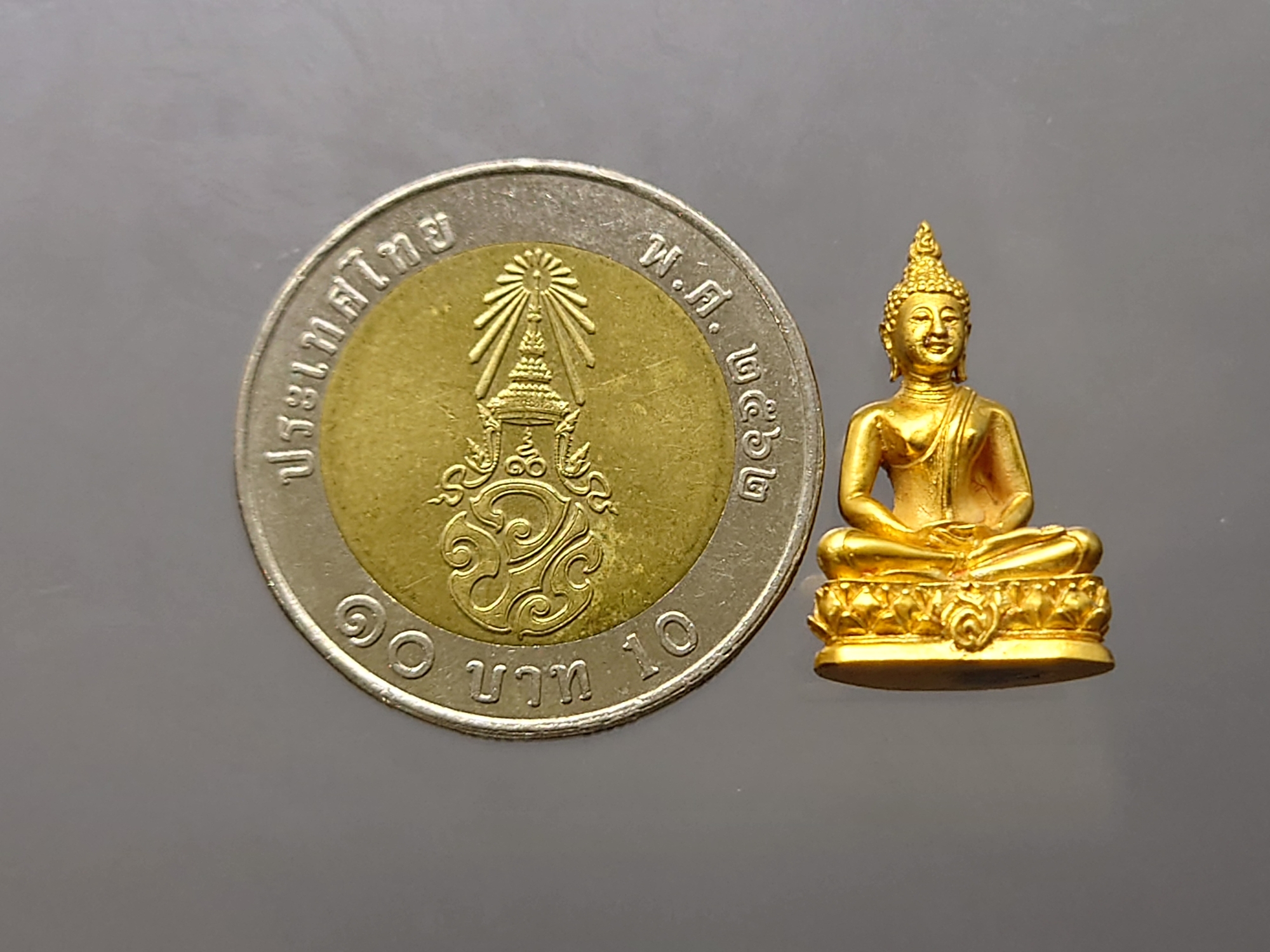 พระปางสมาธิสุโขทัย 90 พรรษาสมเด็จย่า ปี2533 เนื้อทองคำ หนัก 7.86 กรัม พร้อมกล่องเดิม