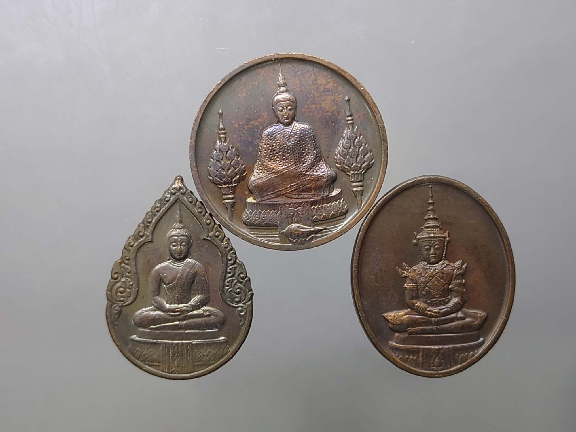 เหรียญพระแก้วมรกต ภปร รุ่นสอง ชุด 3 ฤดู เนื้อทองแดงรมดำ ฉลองกรุงรัตนโกสินทร์ 200 ปี พ.ศ.2525 พร้อมกล่องเดิมๆ