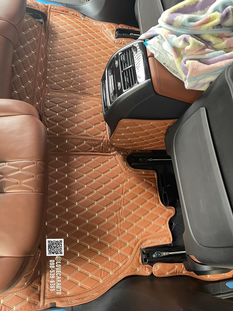 พรมปูพื้นรถยนต์ 6D BMW X7 xDrive 40d M Sport LCI 2024 สีน้ำตาลเข้มด้ายทอง