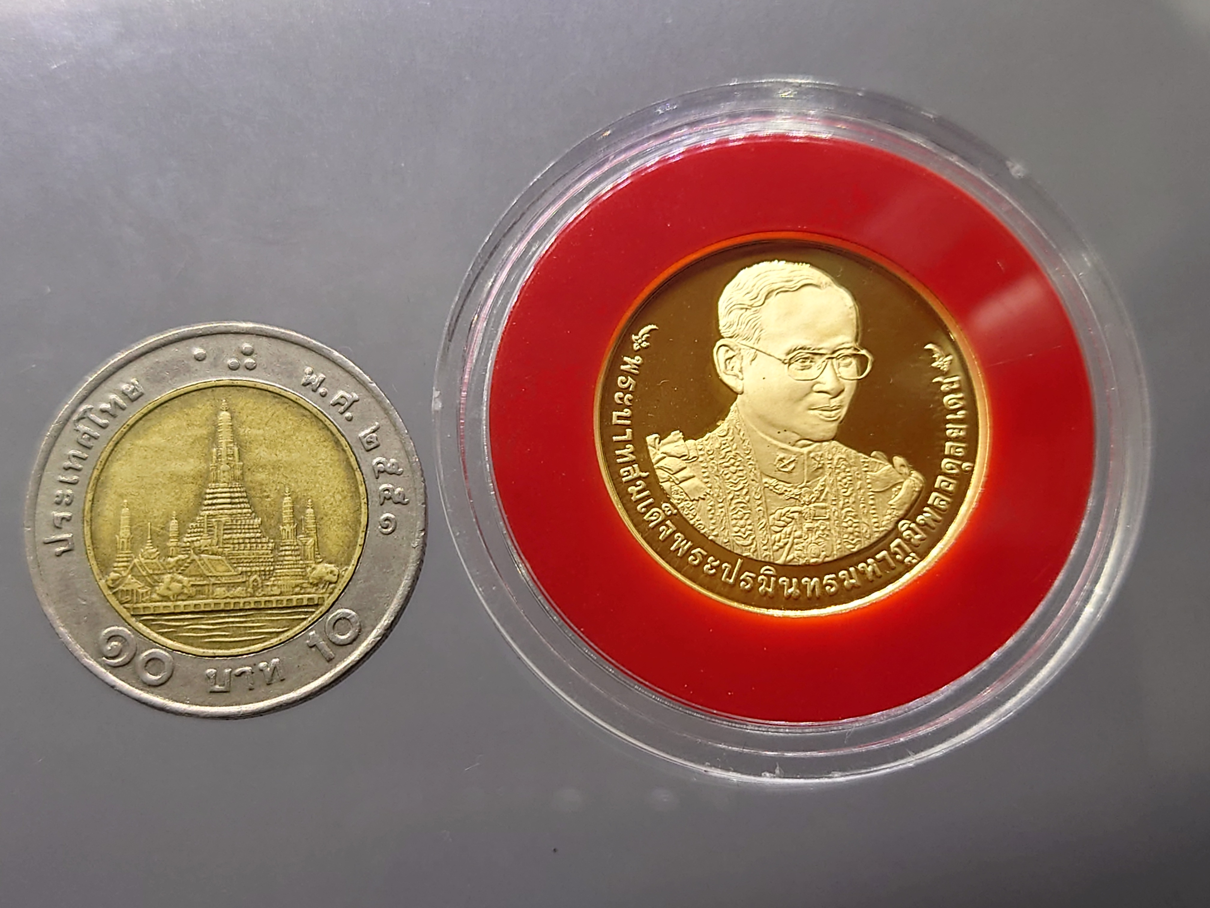 เหรียญทองคำขัดเงา ชนิดราคาหน้าเหรียญ 16000 บาท (ทอง 96.5% หนัก 1 บาท) ที่ระลึก ร9 ครองราชครบ 70 ปี พ.ศ.2559 อุปกรณ์ครบ