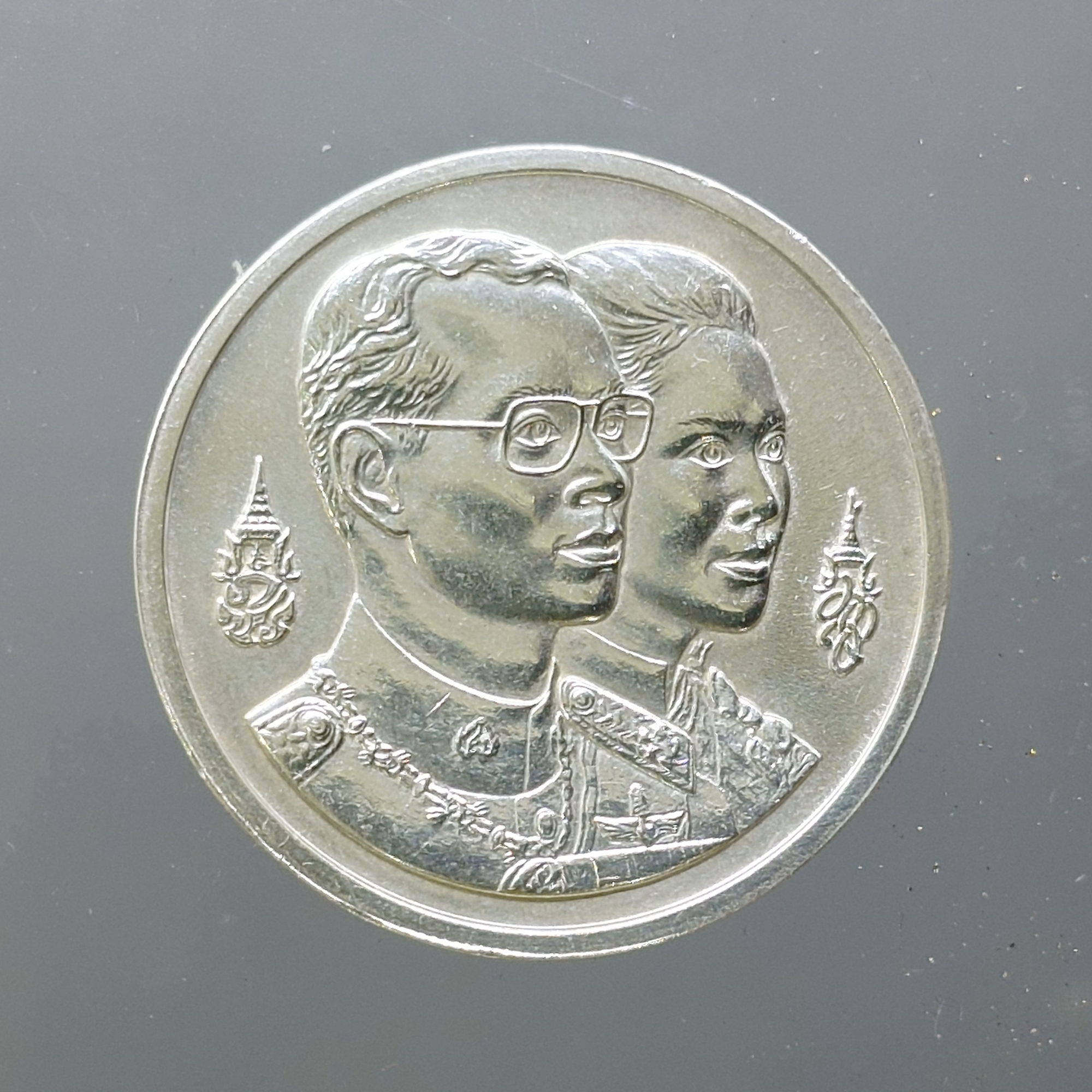 เหรียญพระมหาธาตุเจดีย์ ในหลวง-ราชินี เนื้อเงิน ที่ระลึกมหามงคล 60 พรรษา ร9 (กองทัพอากาศสร้าง) พ.ศ.2530 พร้อมกล่องเดิม