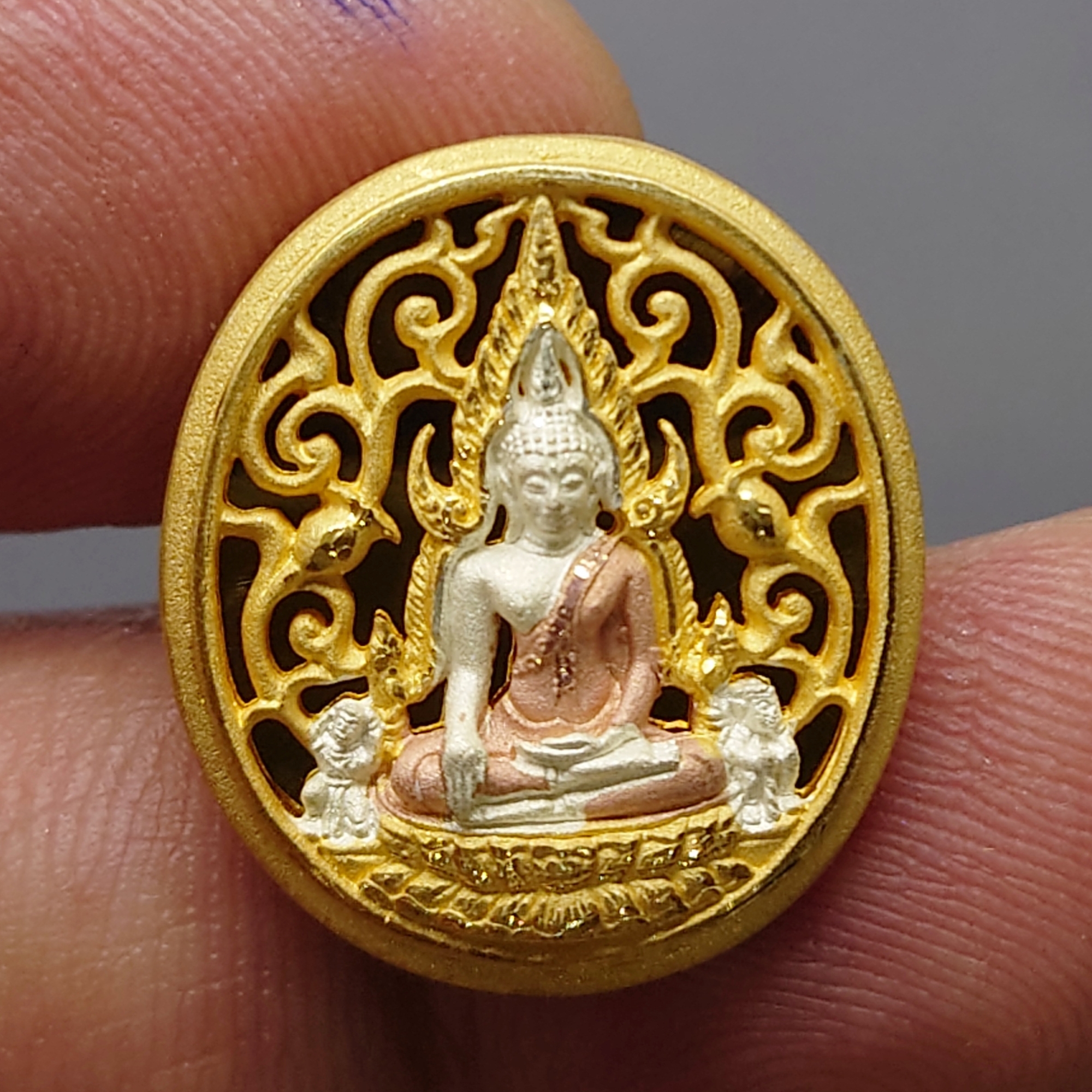 พระพุทธชินราช กรมตำรวจรุ่นแรก รุ่น “ประวัติศาสตร์” เหรียญรูปไข่ฉลุลายไทย พิมพ์เล็ก เนื้อเงินชุบสามกษัตริย์ ขัดเงา ปี2562 พร่อมกล่องเดิม