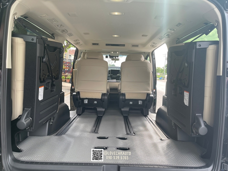 พรมปูพื้นรถยนต์ Toyota Majesty 2024 กระดุมเล็กสีเทา