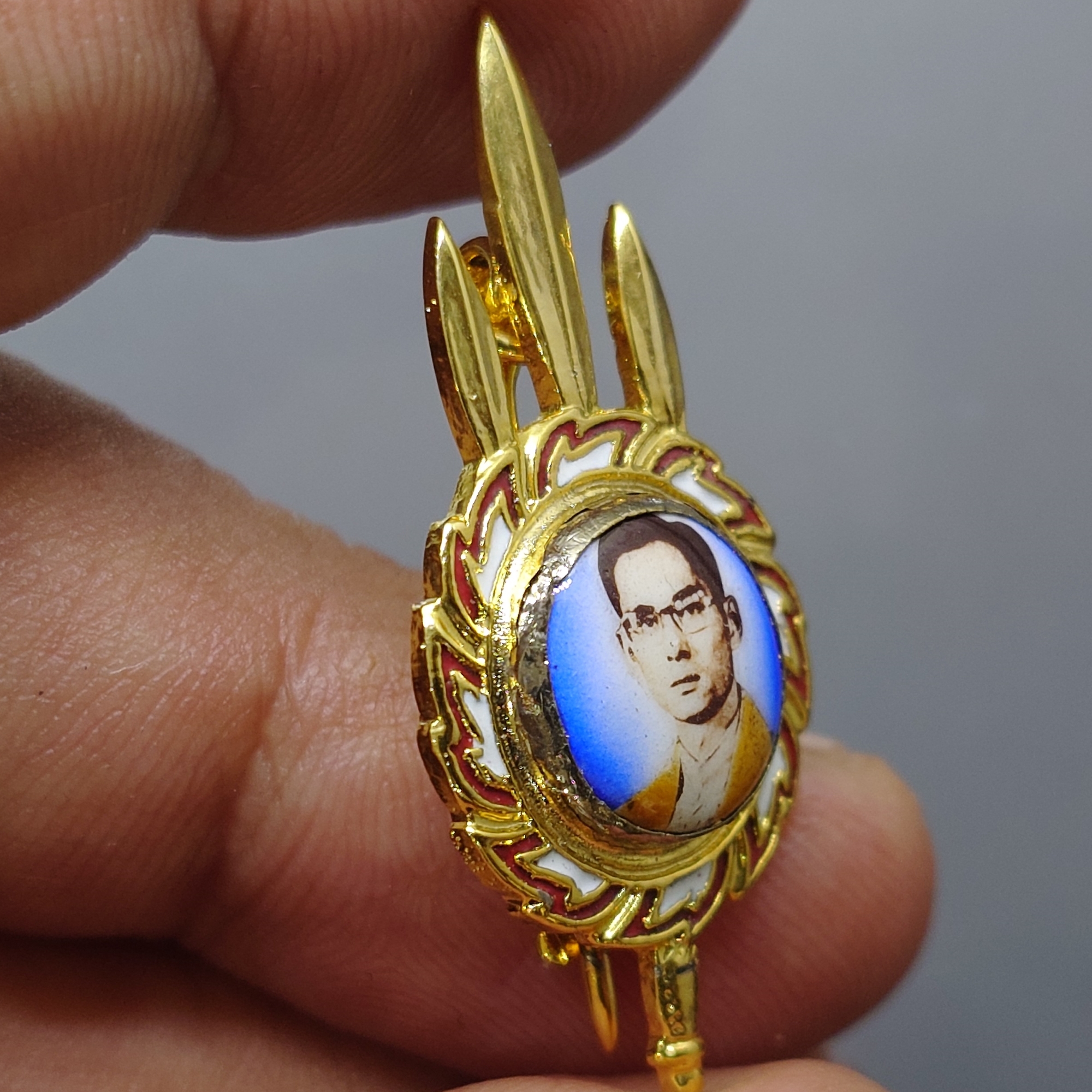 เข็มกลัดตรีเพชร หลังลายเซ็น " ภูมิพลอดุลยเดช" ในหลวง ร.9 ออก วัดบวรนิเวศวิหาร ปี 2530 พล้อมตลับเดิม