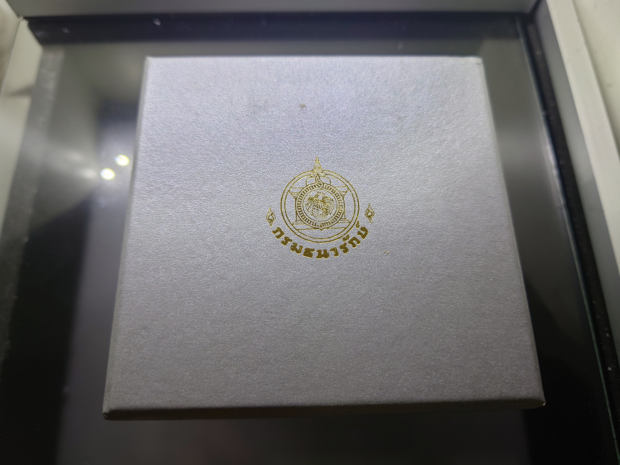 เหรียญ 800 บาท เนื้อเงินขัดเงา ที่ระลึก ฉลองครองราชย์ 70 ปี รัชกาลที่ 9 พ.ศ.2559 พร้อมกล่องและใบเซอร์