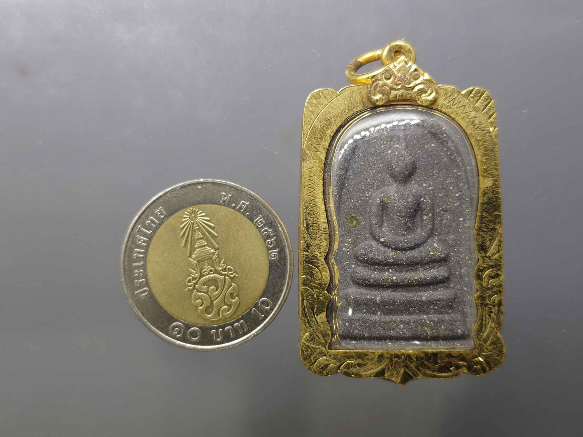 พระสมเด็จวัดระฆัง รุ่นเศรษฐีชินบัญชร ฝังพลอยโภคทรัพย์ โรยผงตะไบทอง ผสมผงพรายกุมาร หลวงปู่ทิม อิสริโก ปี 2558